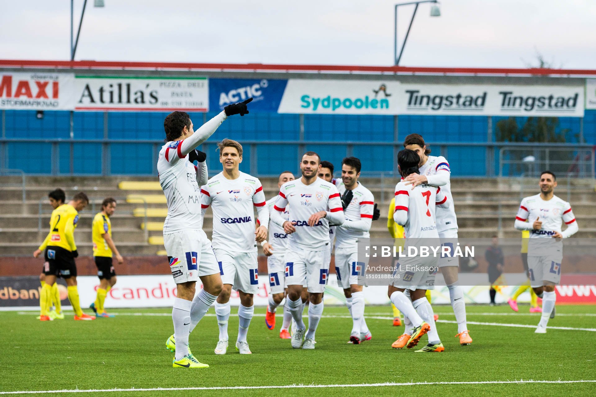 Assyriskas Gustavo Ezequiel Blanco Leschuk jublar tillsammans med sina lagkamrater efter att ha gjort 2-0 för Assyriska under fotbollsmatchen i Superettan mellan Assyriska och Mjällby den 18 oktober 2015 i Södertälje.