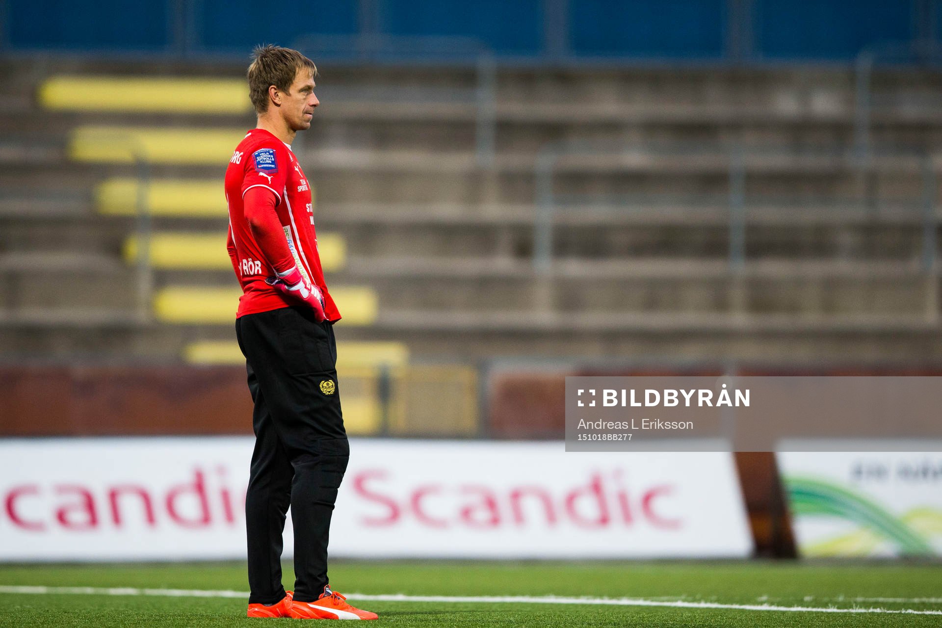 Mjällbys målvakt Mattias Asper under fotbollsmatchen i Superettan mellan Assyriska och Mjällby den 18 oktober 2015 i Södertälje. 