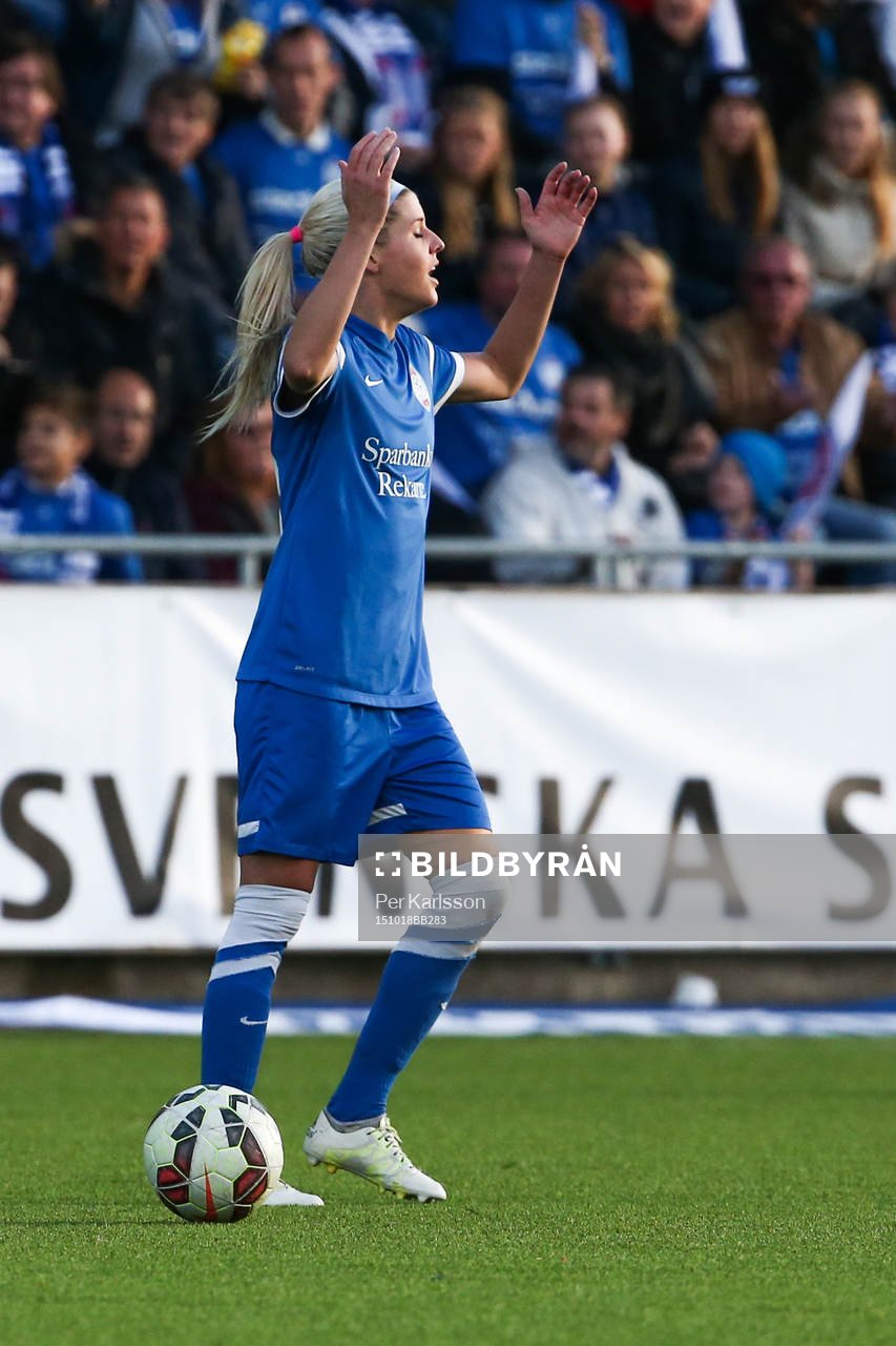 Eskilstuna Uniteds Olivia Schough slår ut med armarna