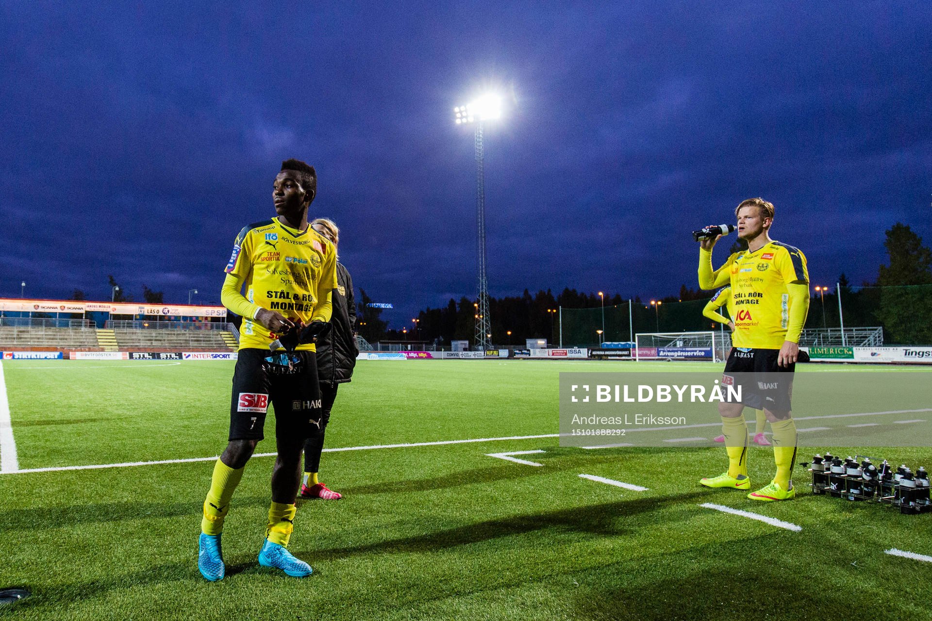Mjällbys Lumala Abdu och David Löfqvist ser deppiga ut