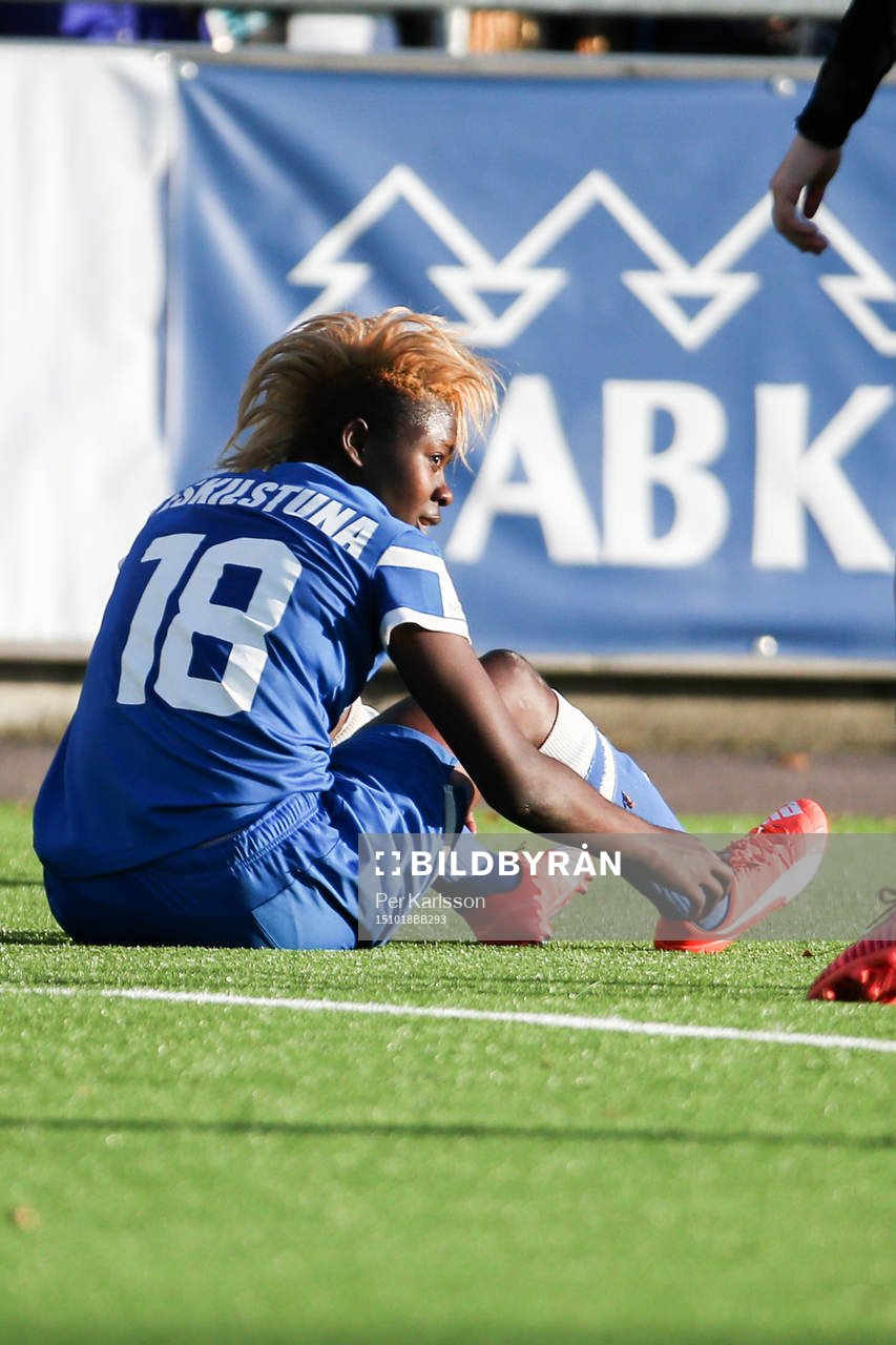 Eskilstuna Uniteds Gaelle Enganamouit på rumpan