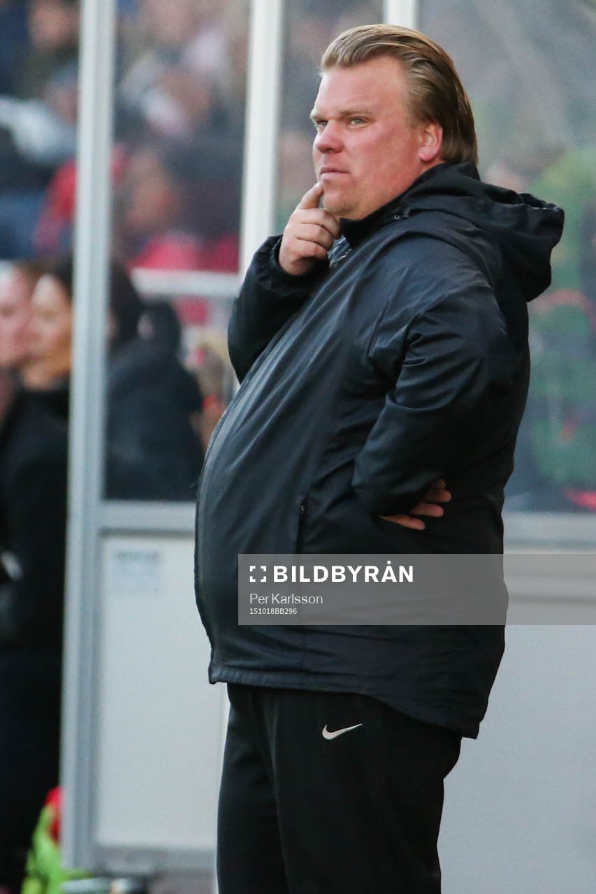 Eskilstuna Uniteds Viktor Eriksson ser upp mot resultat