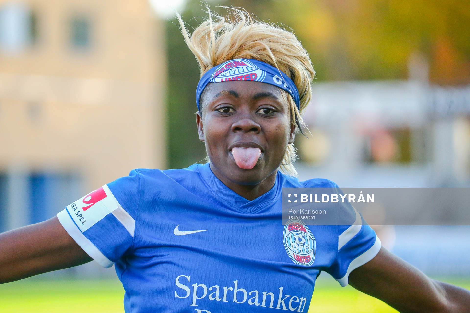 Eskilstuna Uniteds Gaelle Enganamouit räcker ut tungan