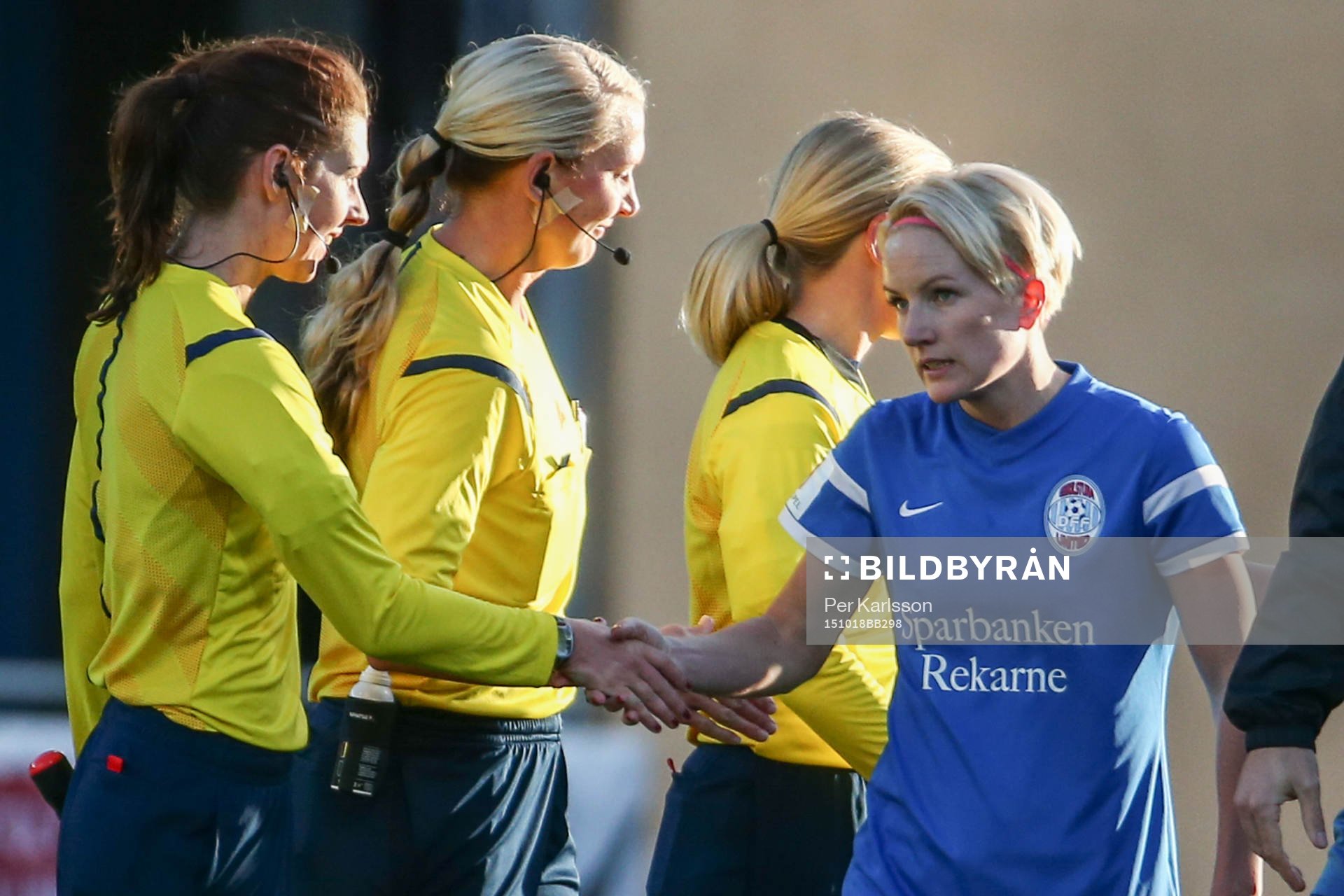 Eskilstuna Uniteds Petra Larsson tackar med dyster min