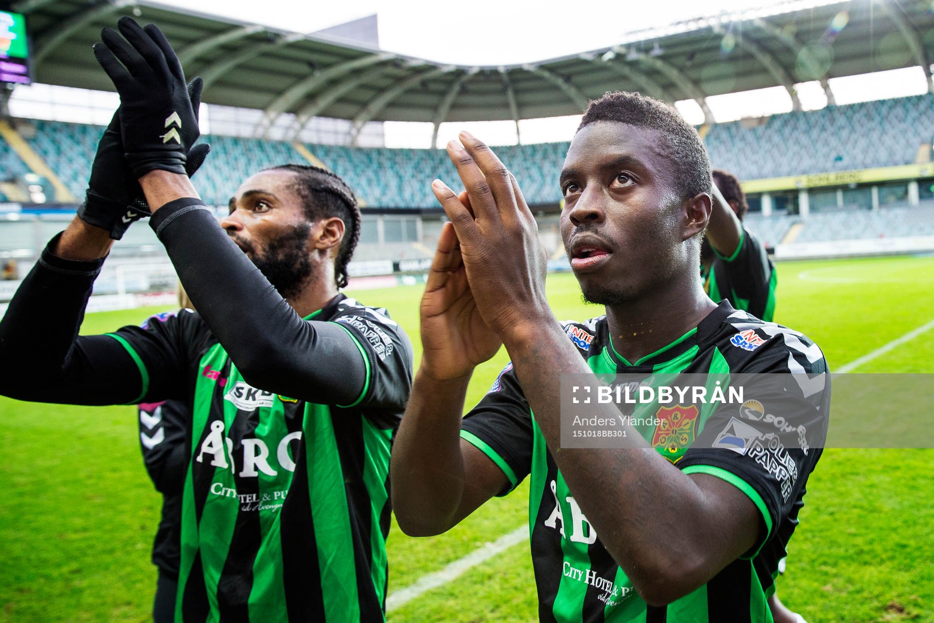 GAIS Richard Ntomba Ekunde och Kieron Cadogan tackar