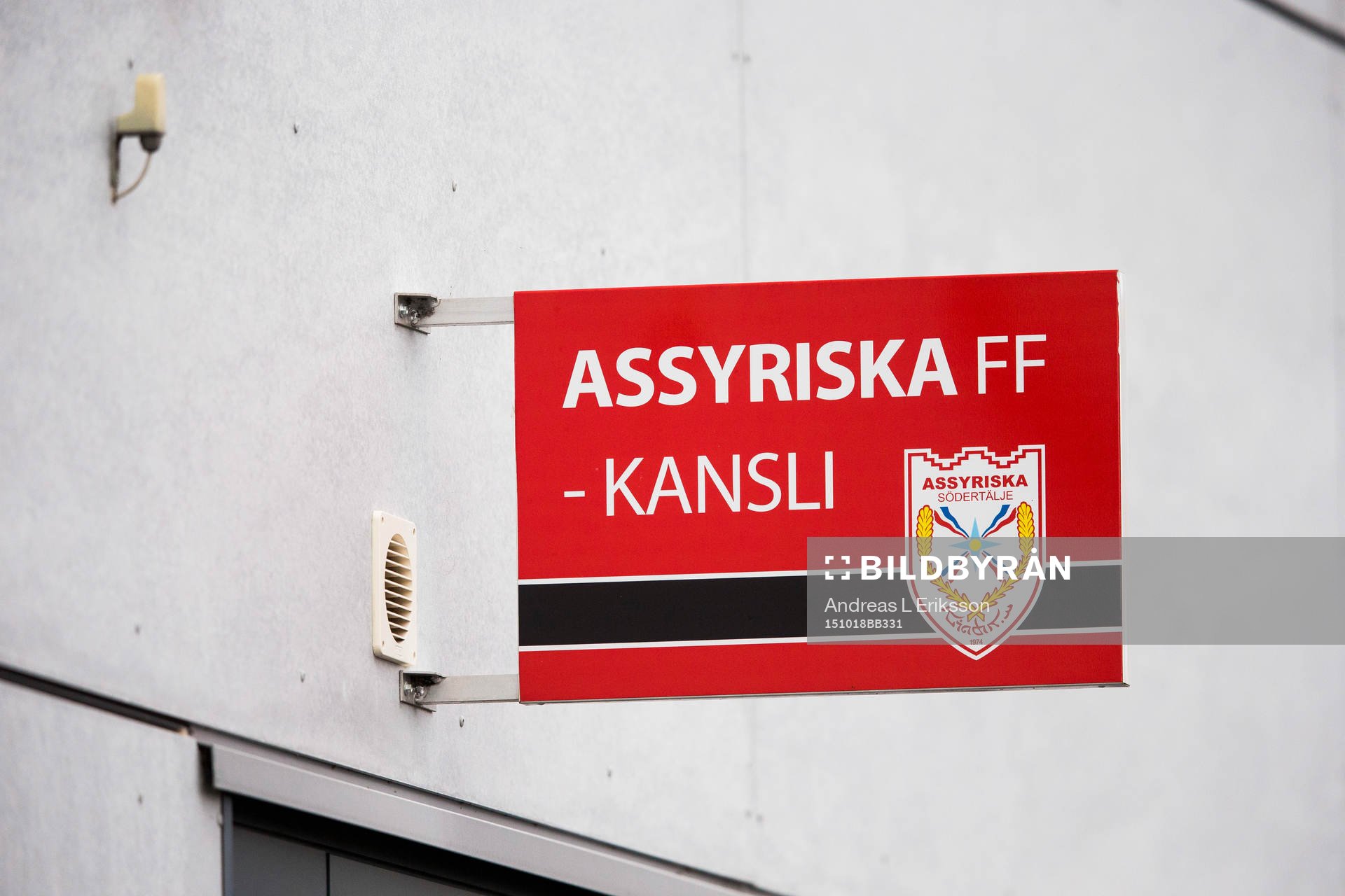 En skylt som visar vart Assyriskas kansli är