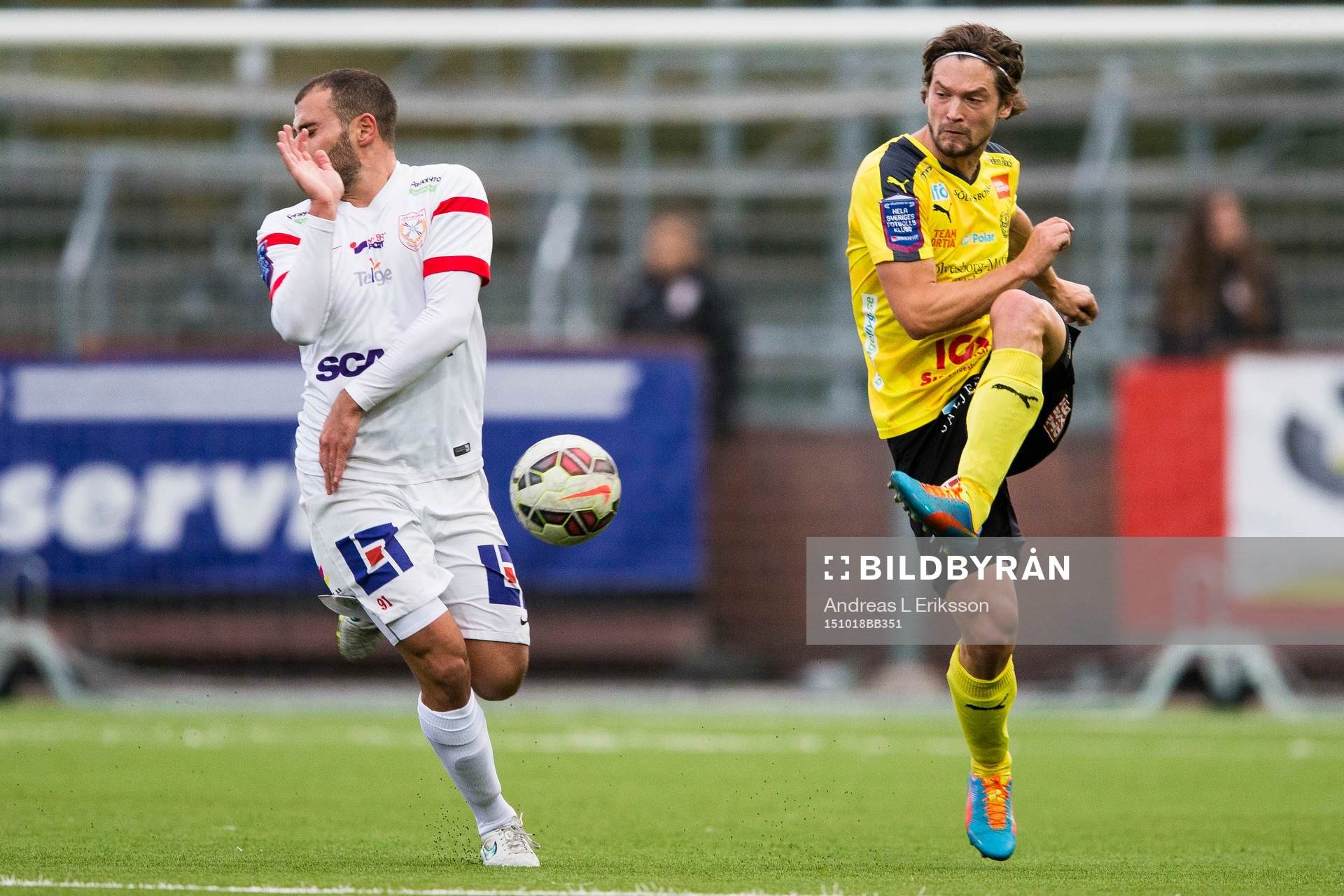 Assyriskas Mattias Genc skyddar ansiket när Mjällbys