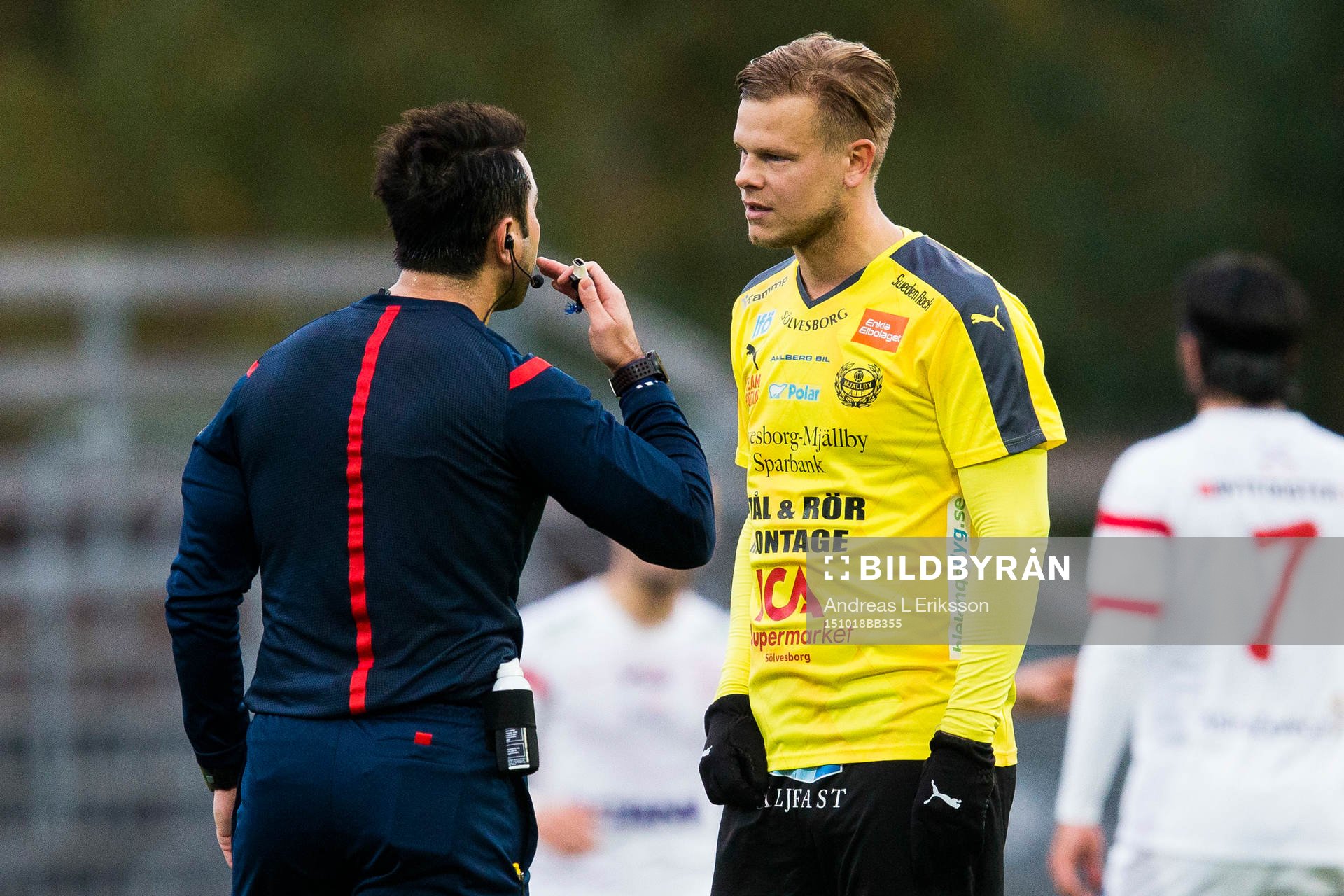 Domare Diako Behnam talar med Mjällbys David Löfqvist