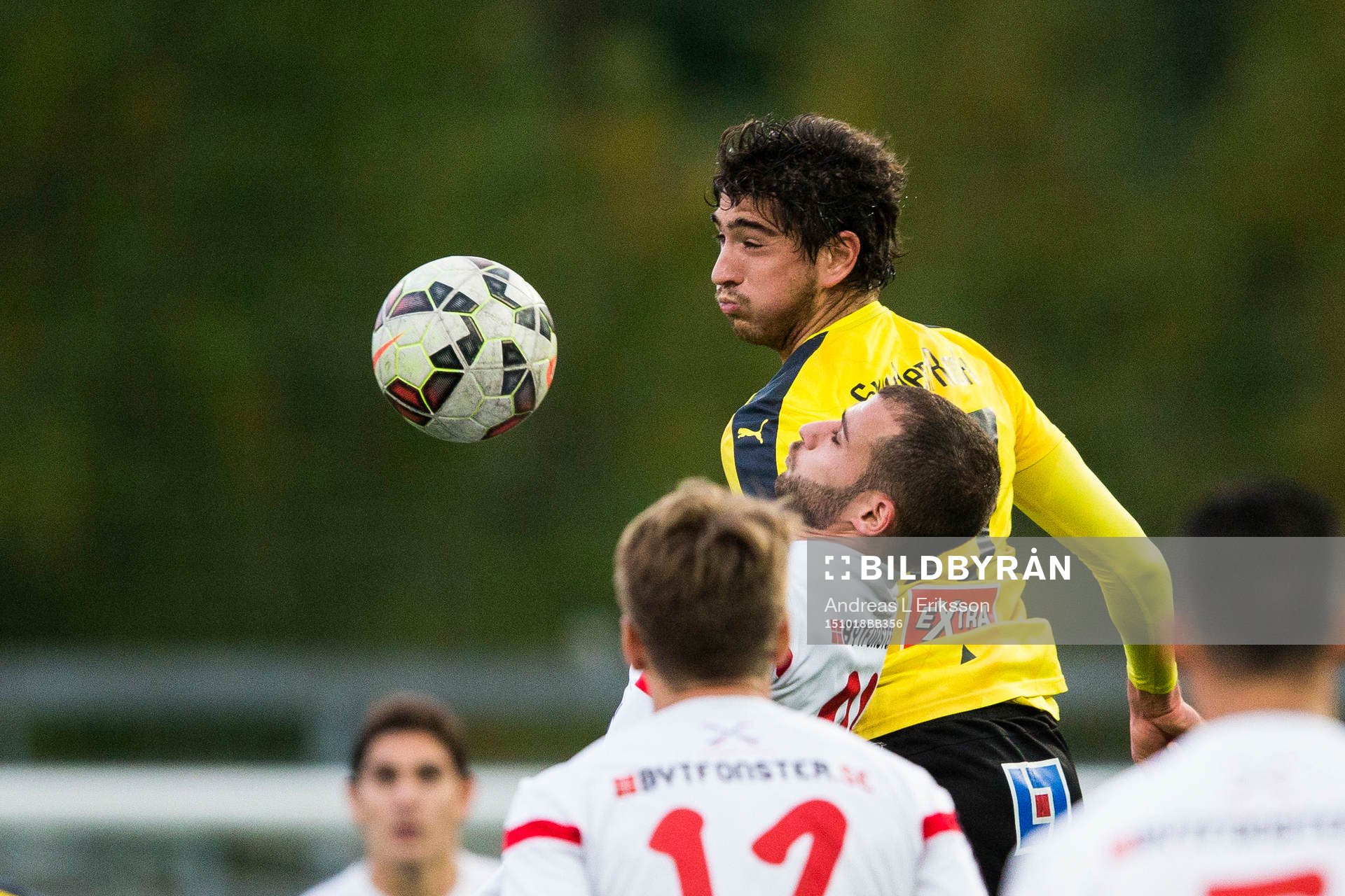 Mjällbys Lukas Grill i en nickduell med Assyriskas Mattias