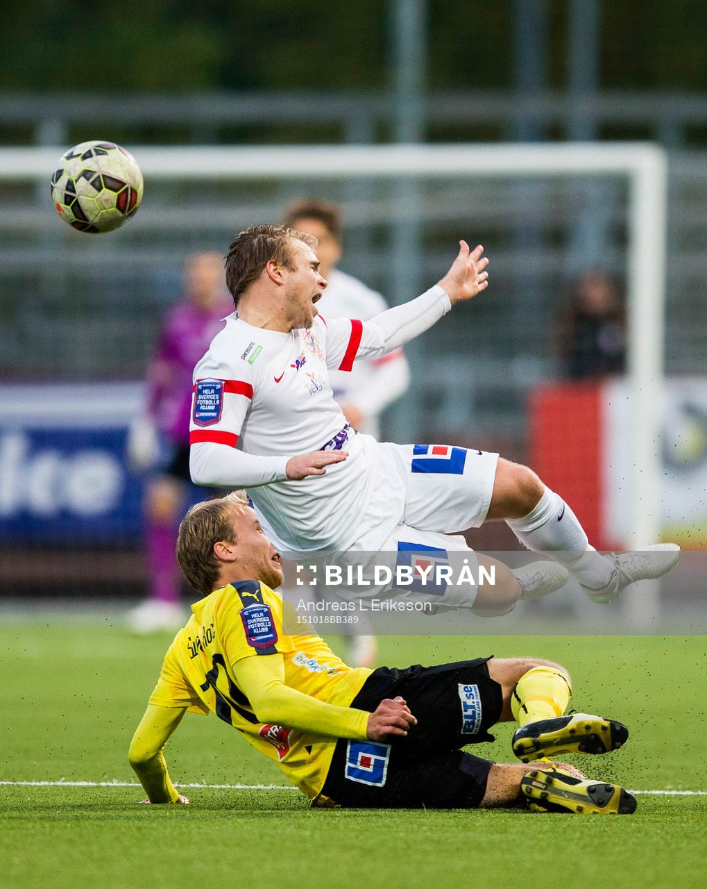 Mjällbys Jesper Gustafsson stoppar Assyriskas Christoffer