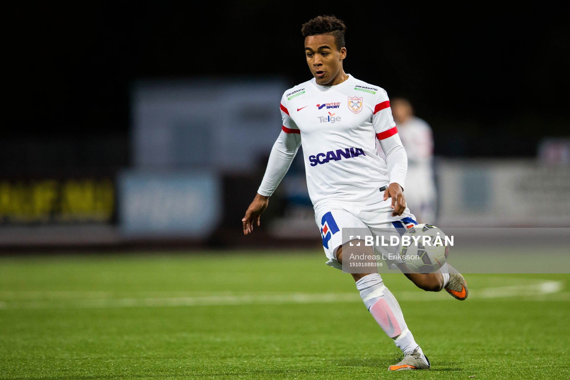 Assyriskas Jerome Tibbling Ugwo med bollen