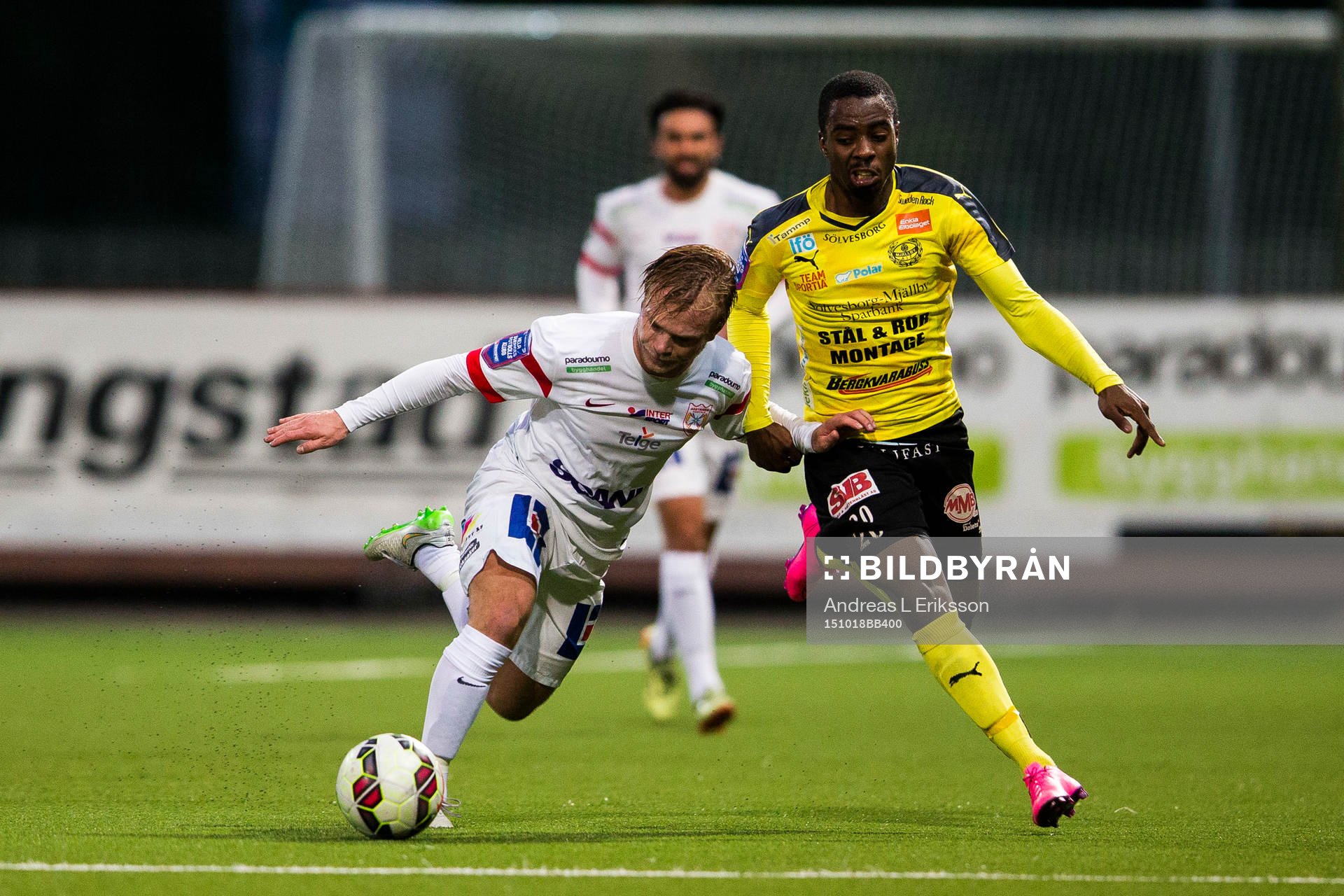 Assyriskas Christoffer Brandeborn i kamp om bollen med