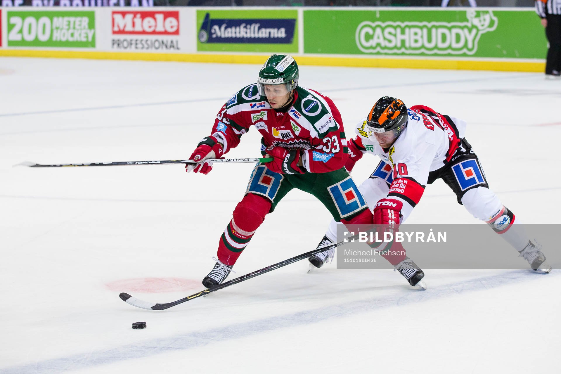 Frölundas Elias Fälth i kamp om pucken med Örebros
