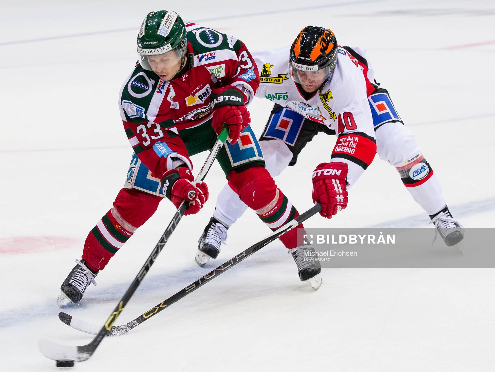 Frölundas Elias Fälth i kamp om pucken med Örebros