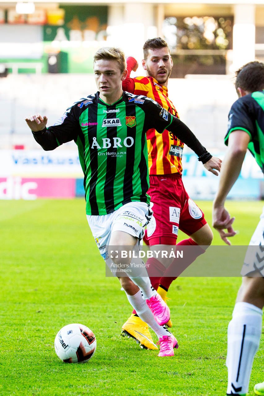 GAIS Adam Eriksson tar sig förbi Syrianskas Daniel