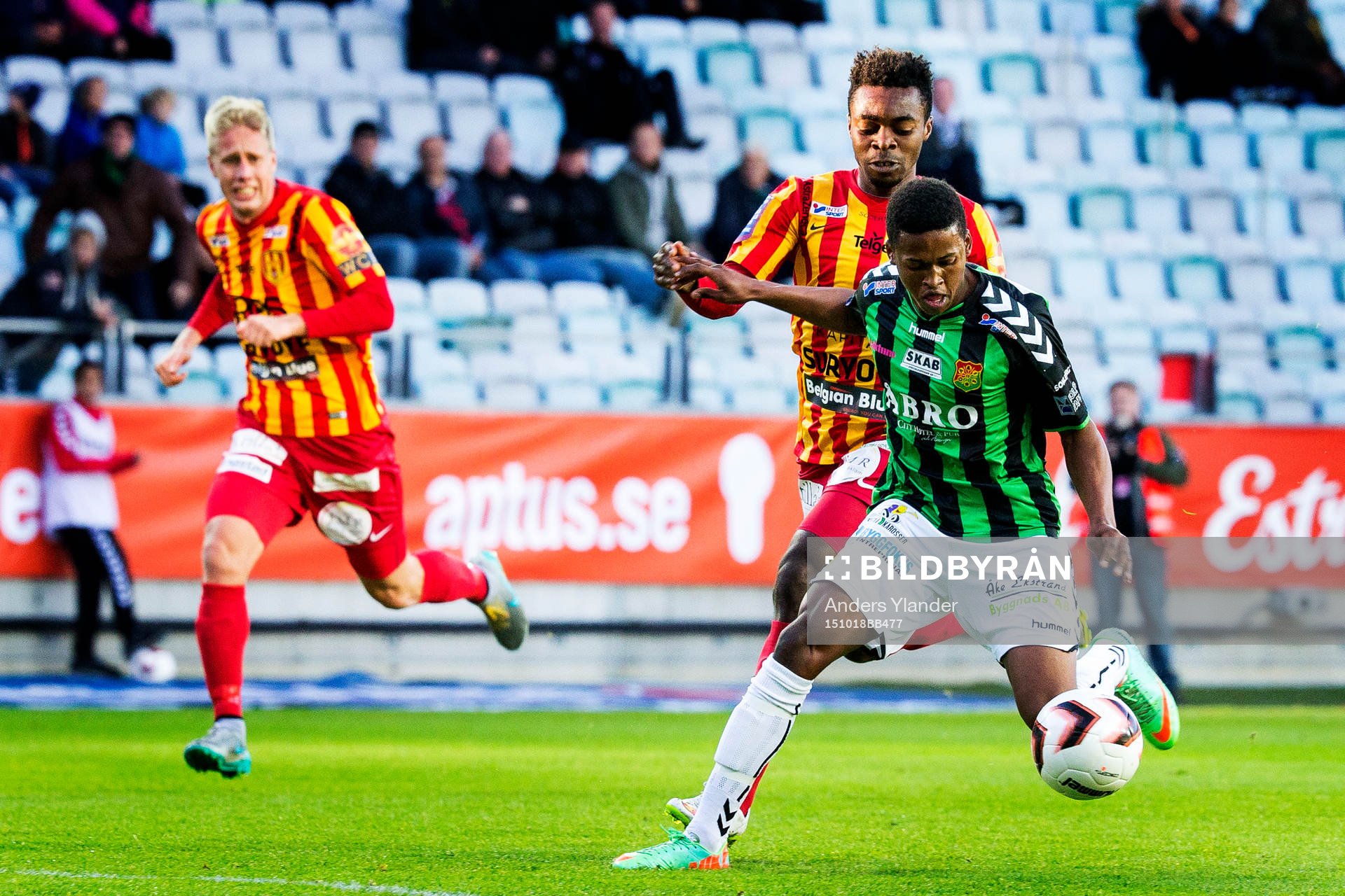 GAIS Luther Singh tar sig förbi Syrianskas Success