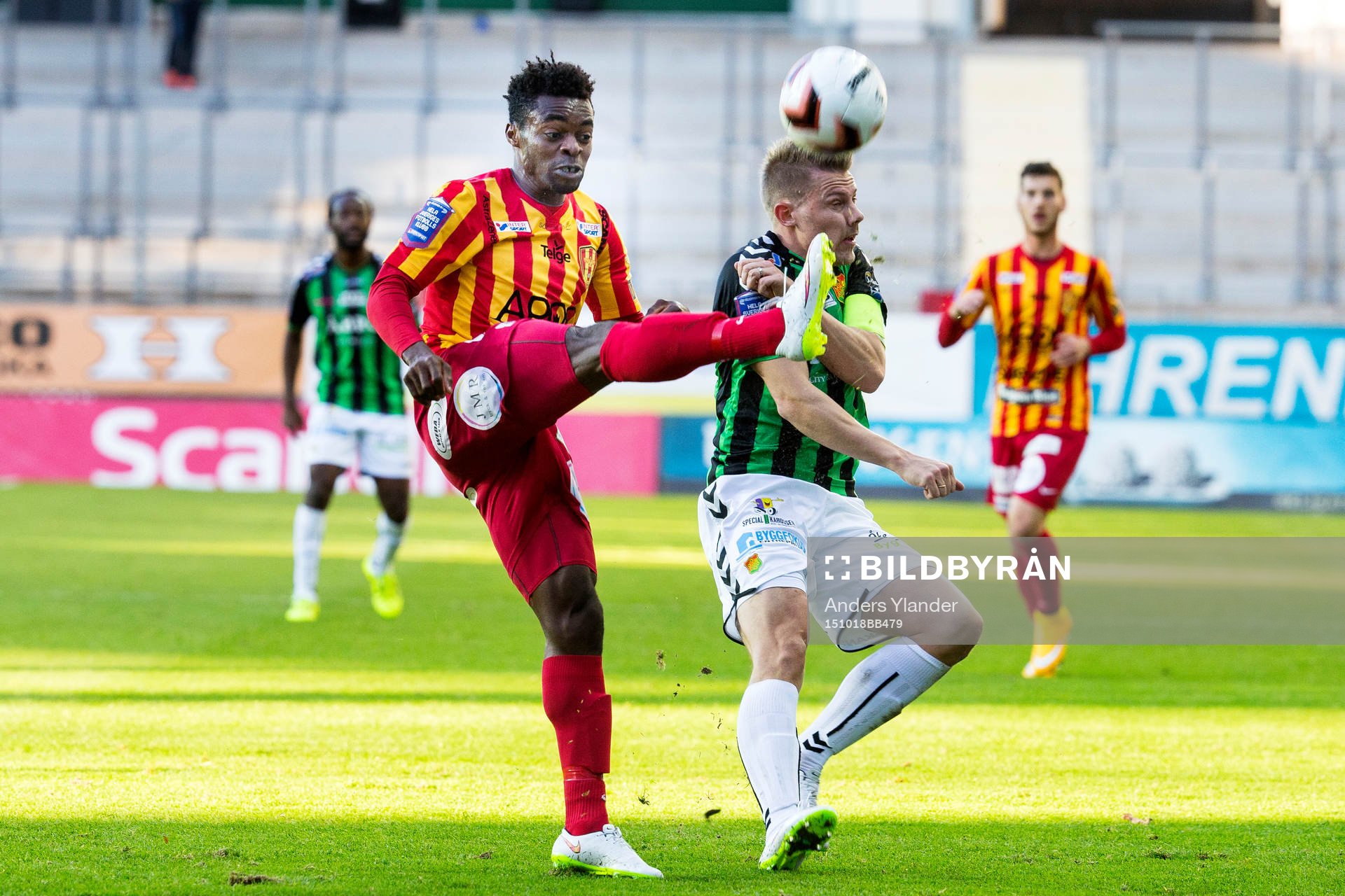 Syrianskas Success Chimankpa Nwosu i duell med GAIS Patrik Ingelsten under fotbollsmatchen i Superettan mellan GAIS och Syrianska FC den 18 oktober 2015 i Göteborg.