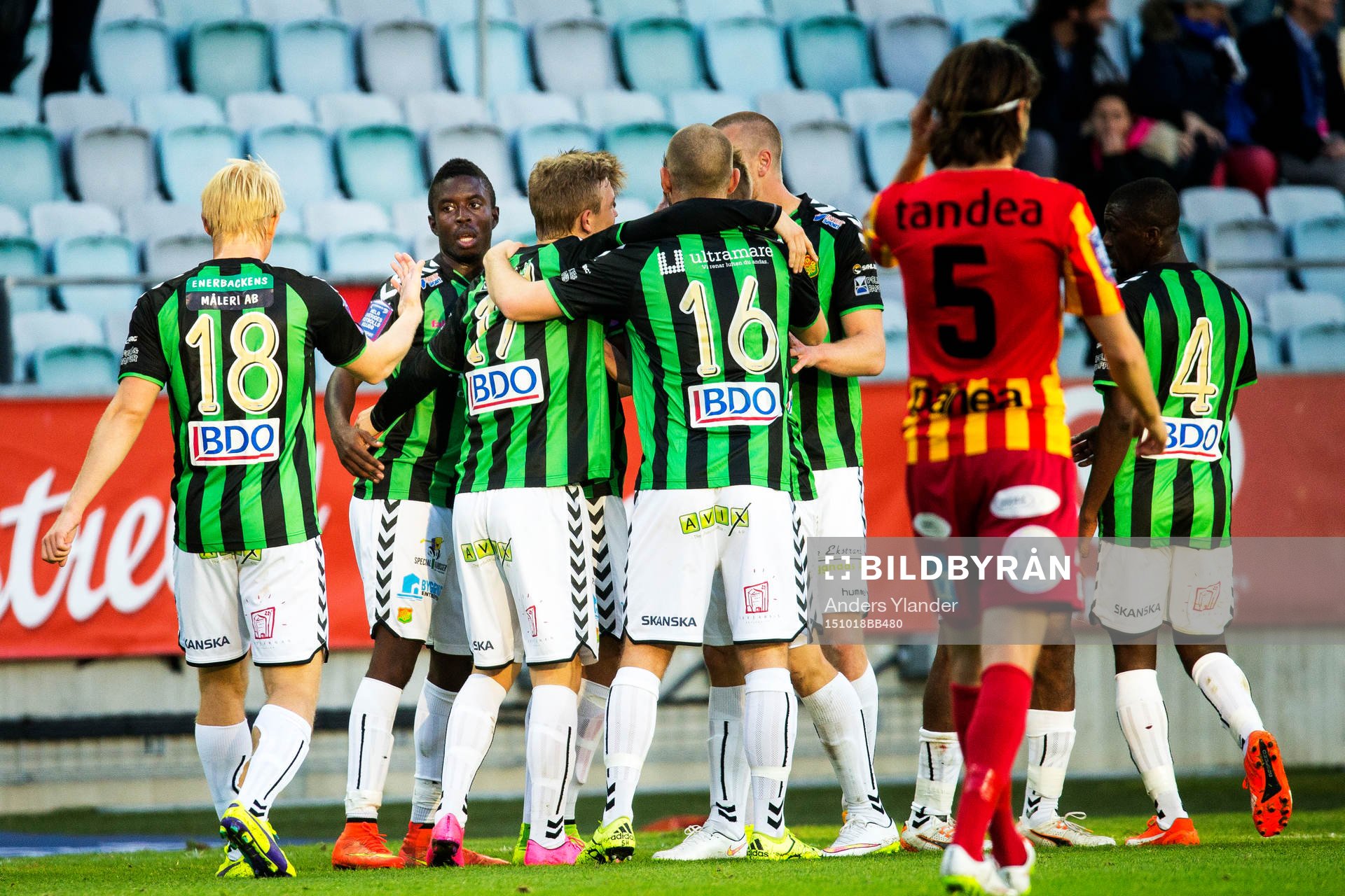 GAIS Kieron Cadogan gör 1-0 och grattas