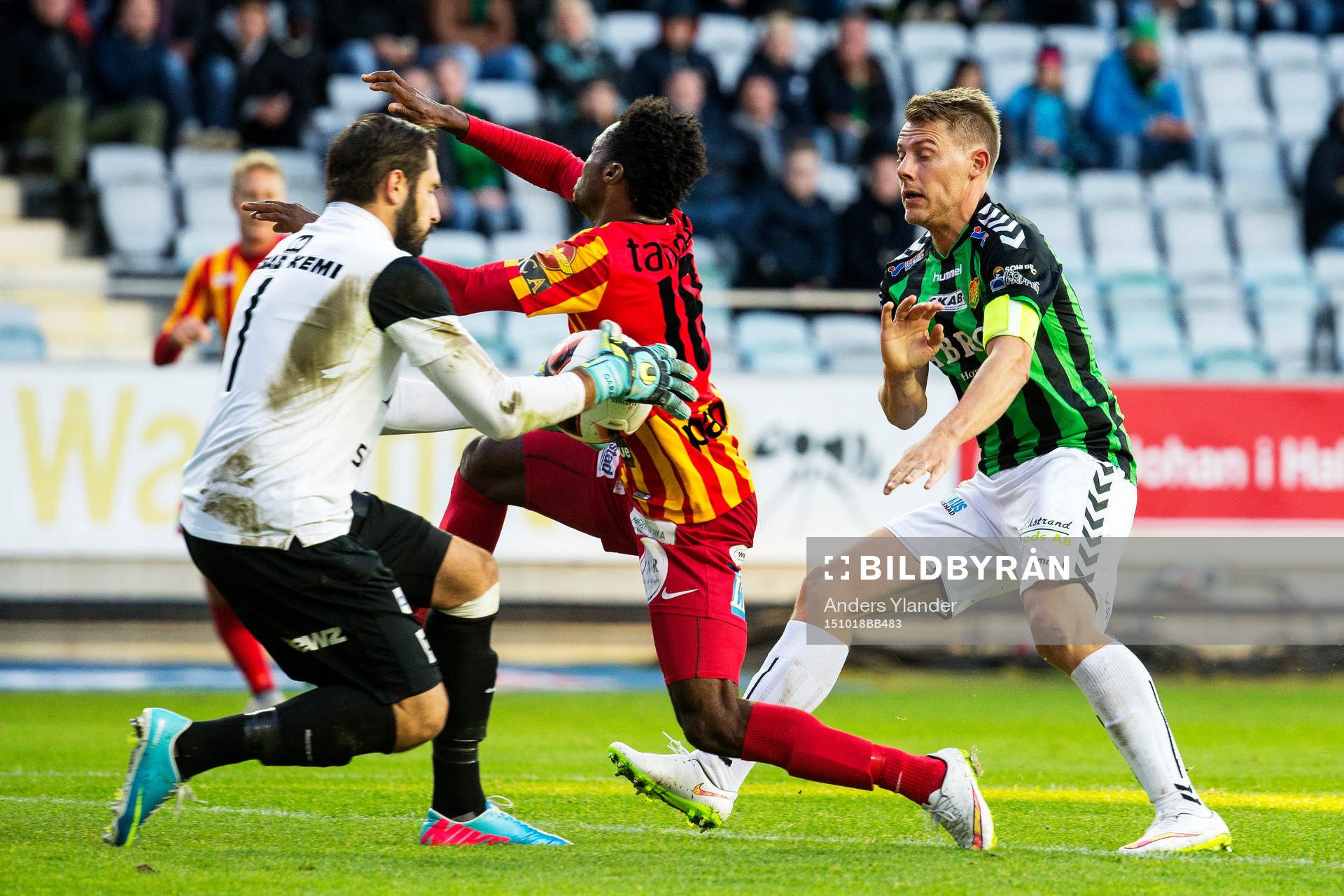 Syrianskas målvakt Dejan Garaca tar bollen. Syrianskas