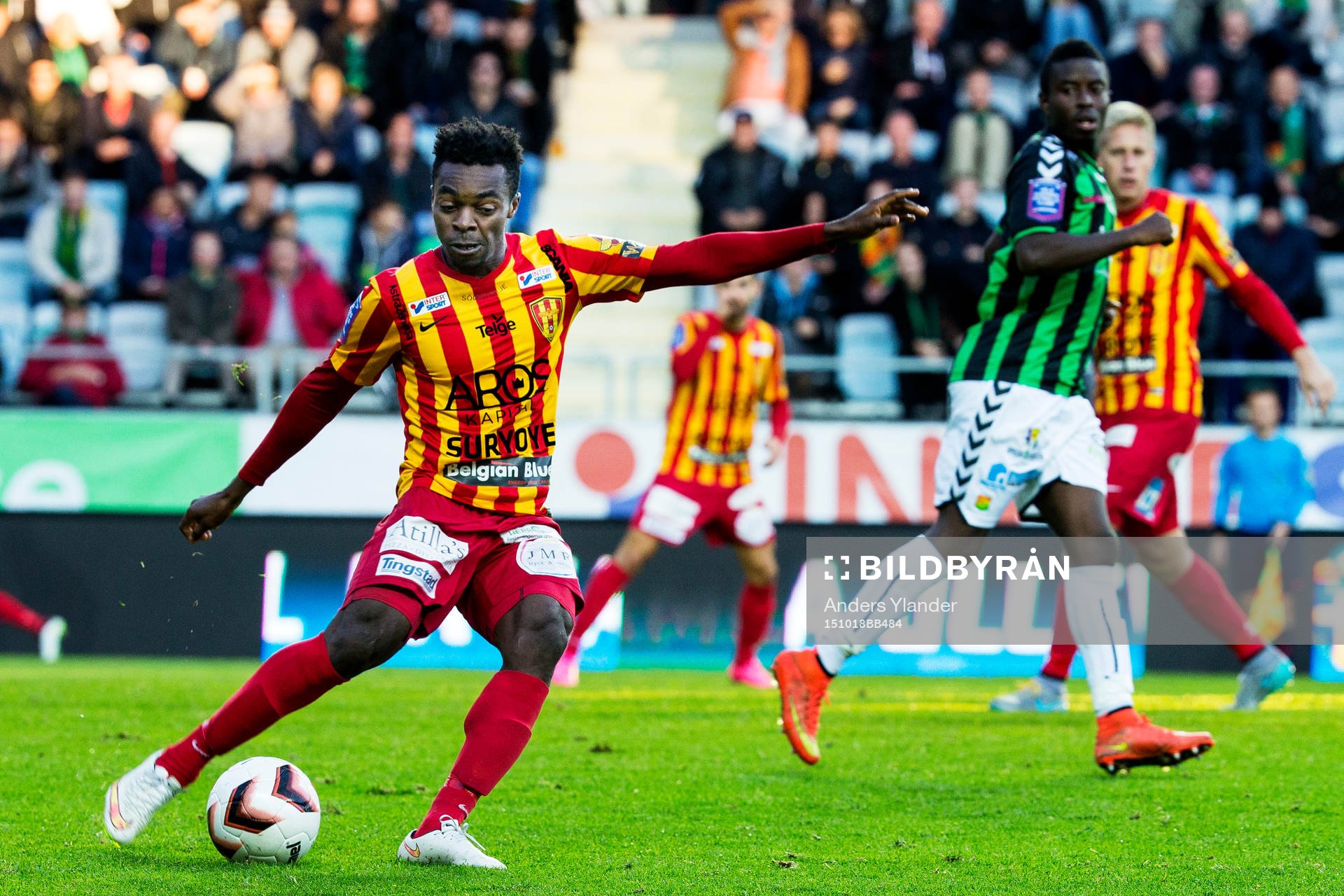 Syrianskas Success Chimankpa Nwosu spelar upp bollen