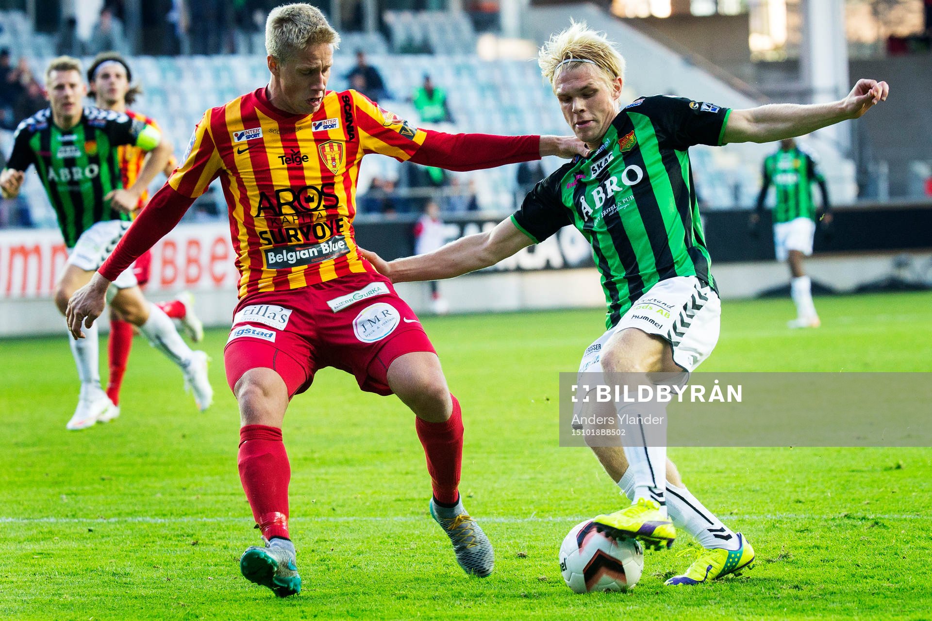 Syrianskas Mattias Liljestrand i duell med GAIS Linus Tornblad under fotbollsmatchen i Superettan mellan GAIS och Syrianska FC den 18 oktober 2015 i Göteborg.