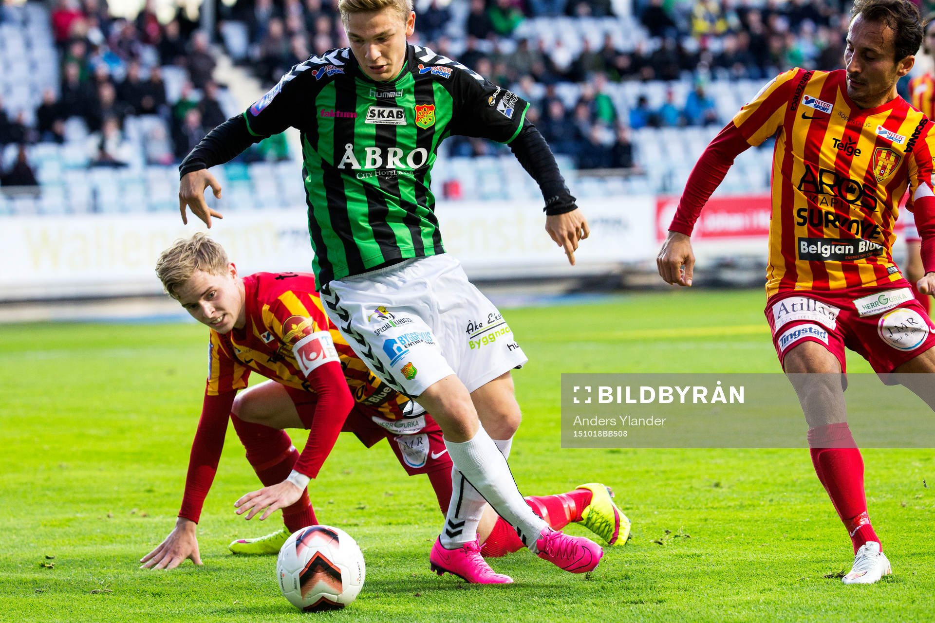 GAIS Adam Eriksson tar sig förbi Syrianskas Viktor