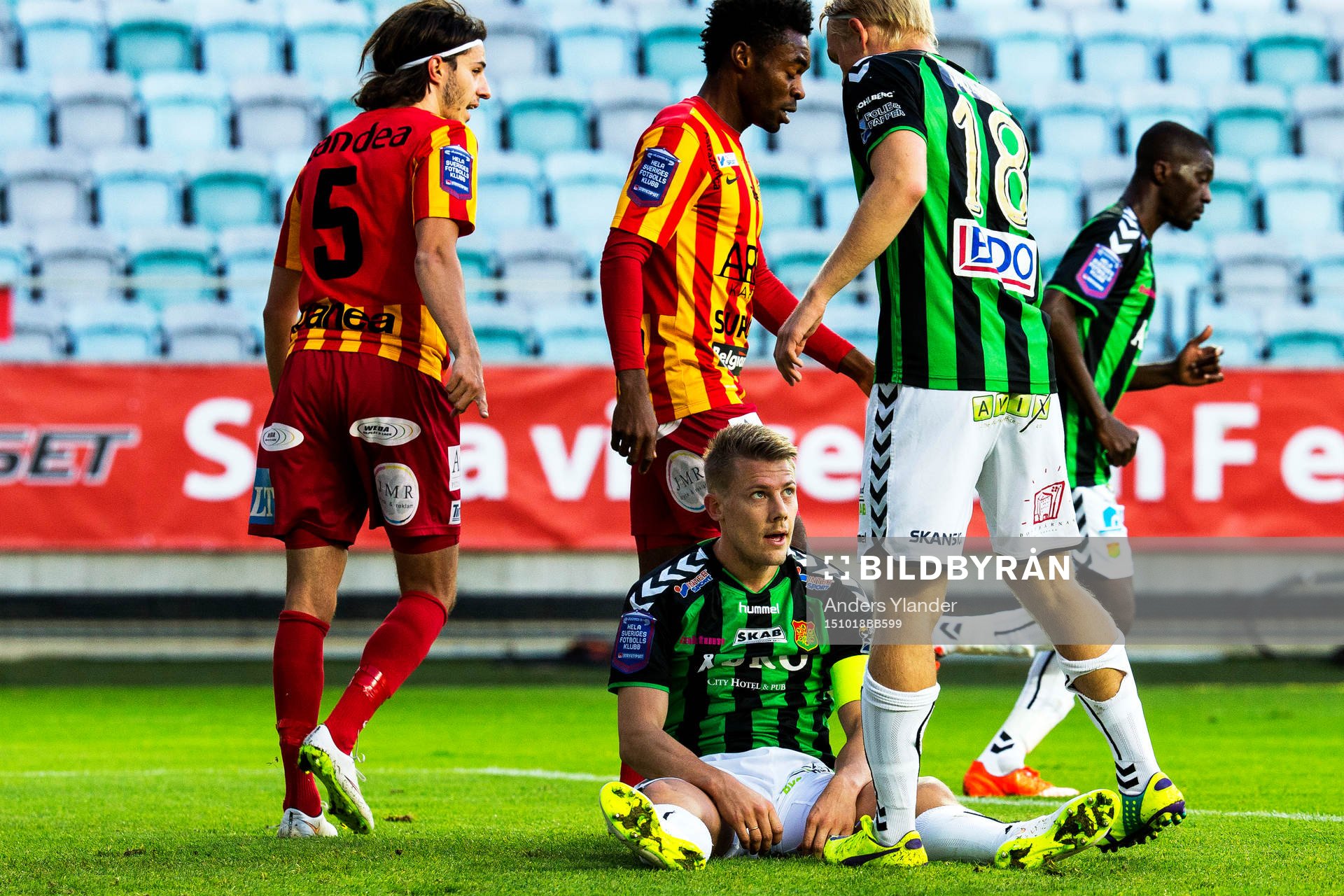 GAIS Patrik Ingelsten får hjälp av GAIS Linus Tornblad