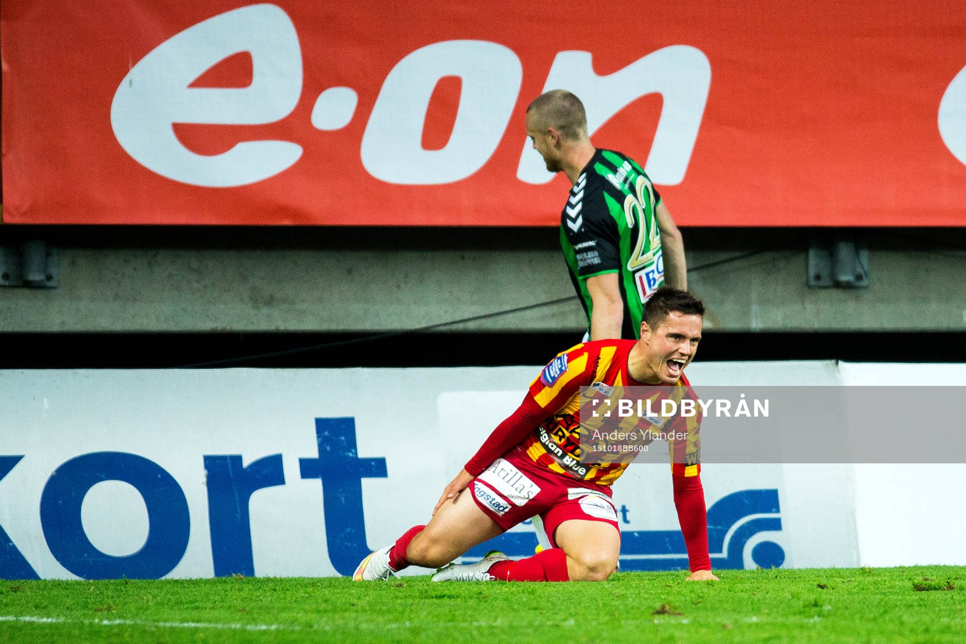 Syrianskas Durim Berisha skriker ut sin ilska efter duell med GAIS Björn Andersson under fotbollsmatchen i Superettan mellan GAIS och Syrianska FC den 18 oktober 2015 i Göteborg.