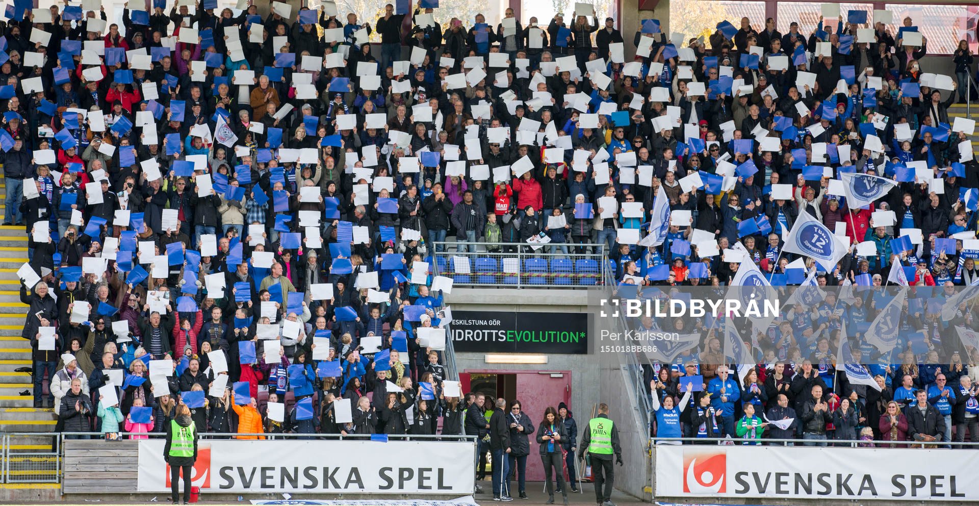 Eskilstuna United supportrar på läktaren innan
