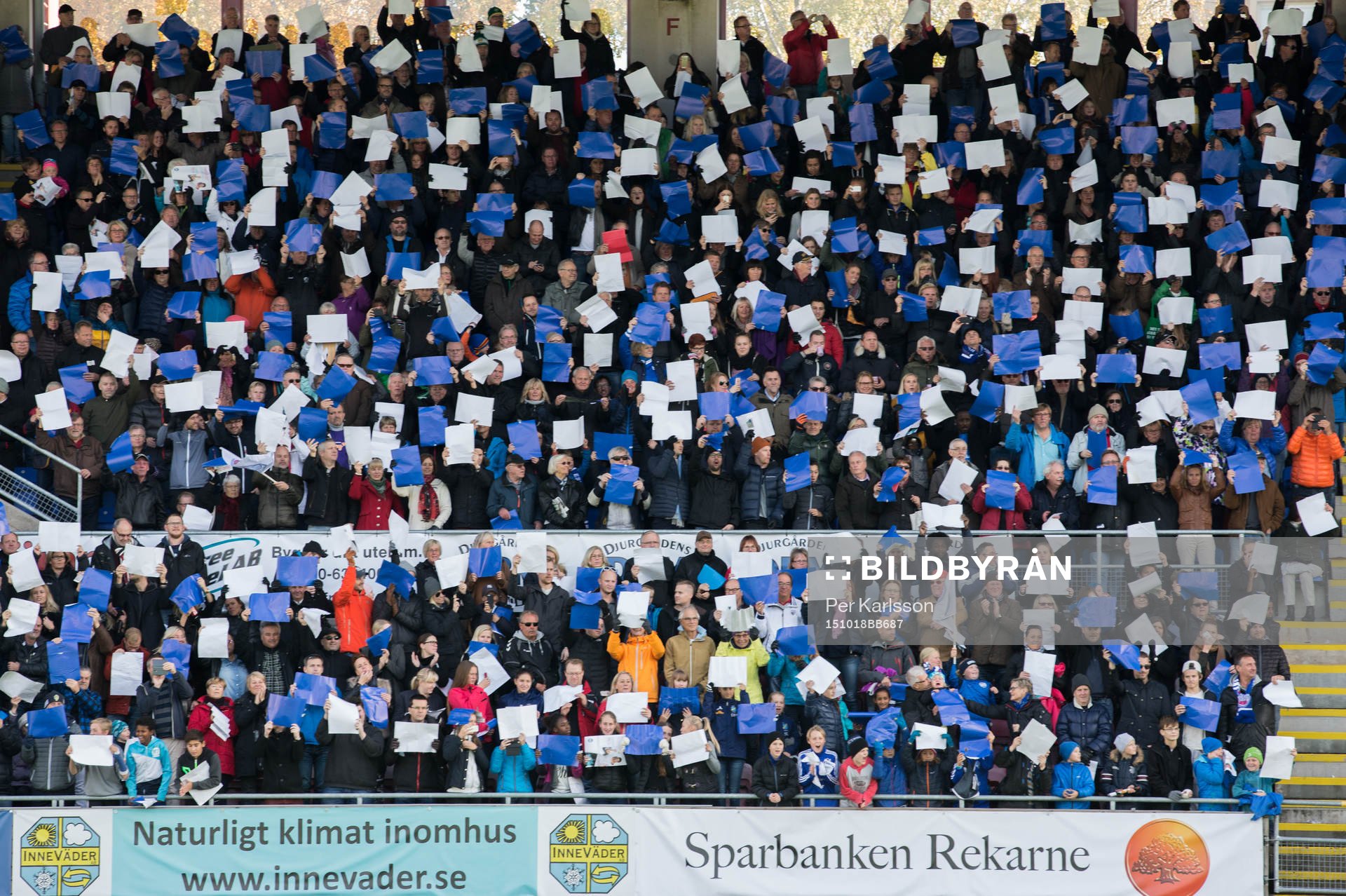 Eskilstuna United supportrar på läktaren innan