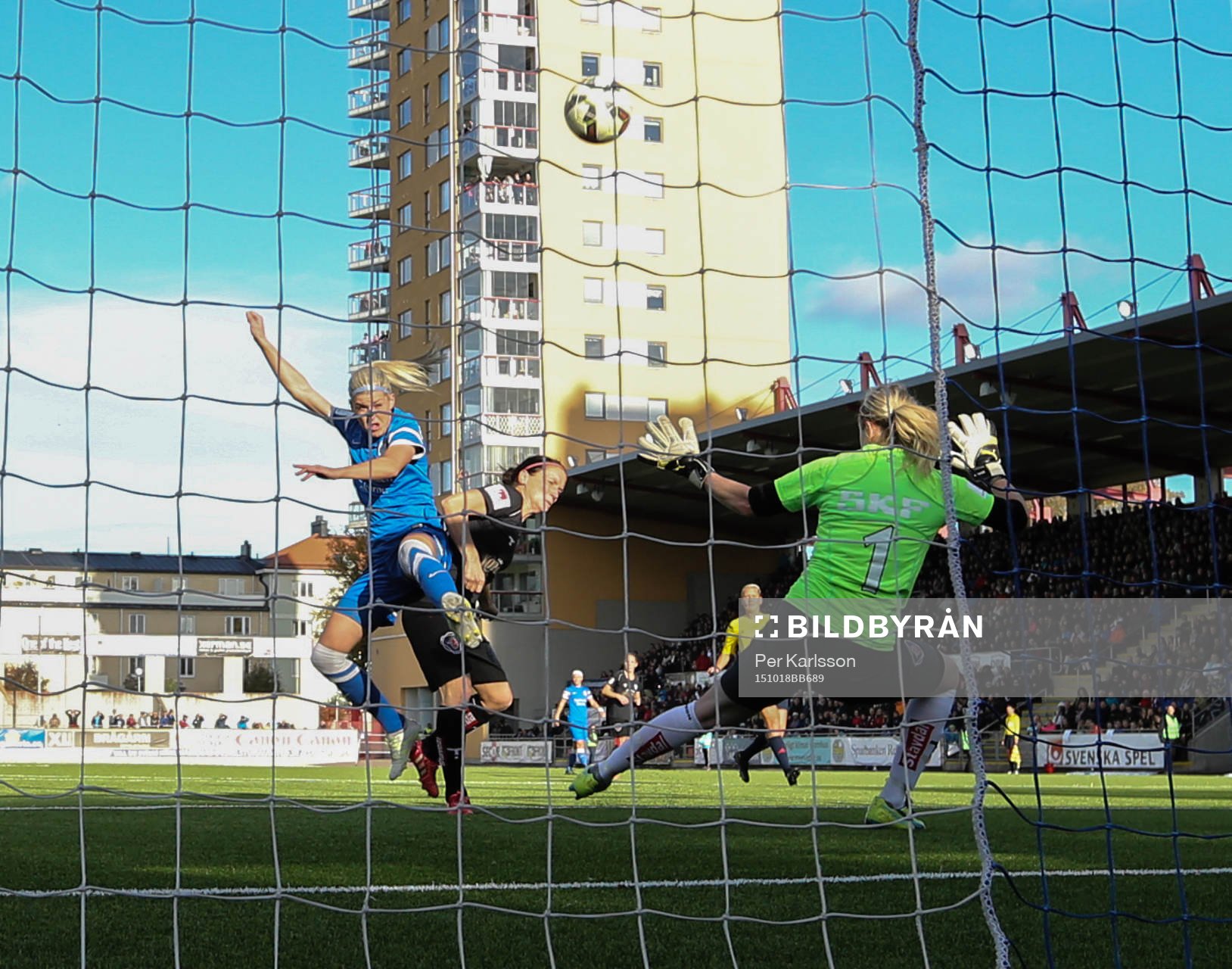 Eskilstuna Uniteds Olivia Schough och KGFC,s målvakt