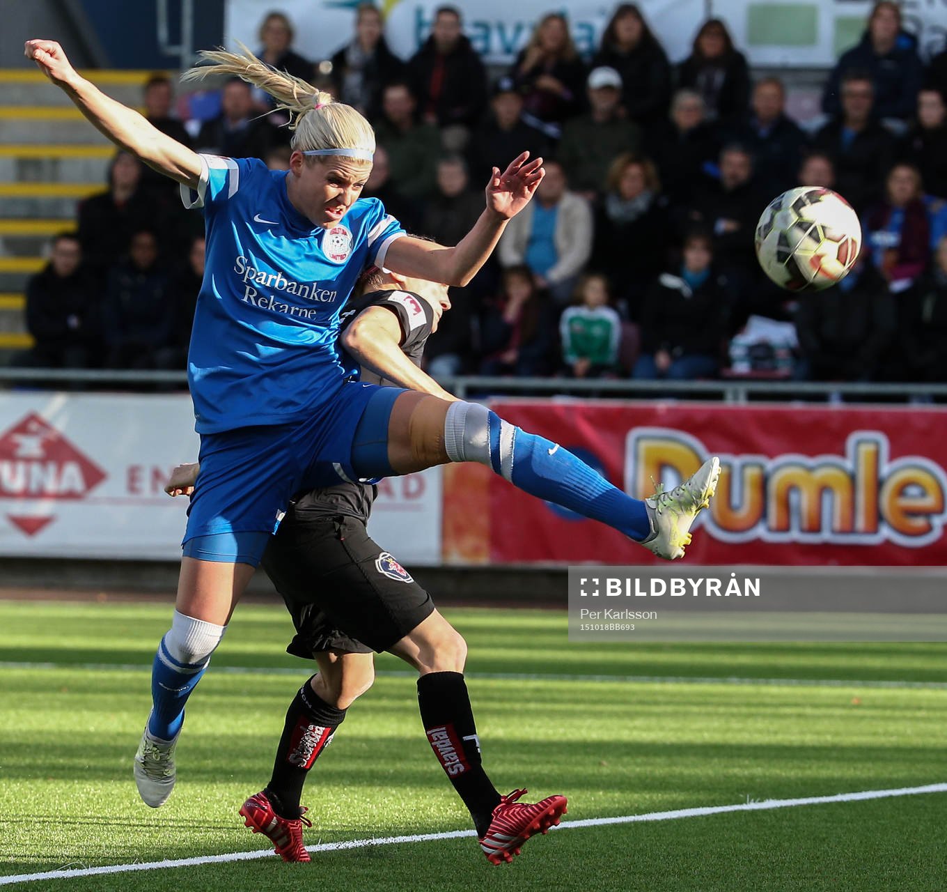 Eskilstuna Uniteds Olivia Schough i kamp om bollen