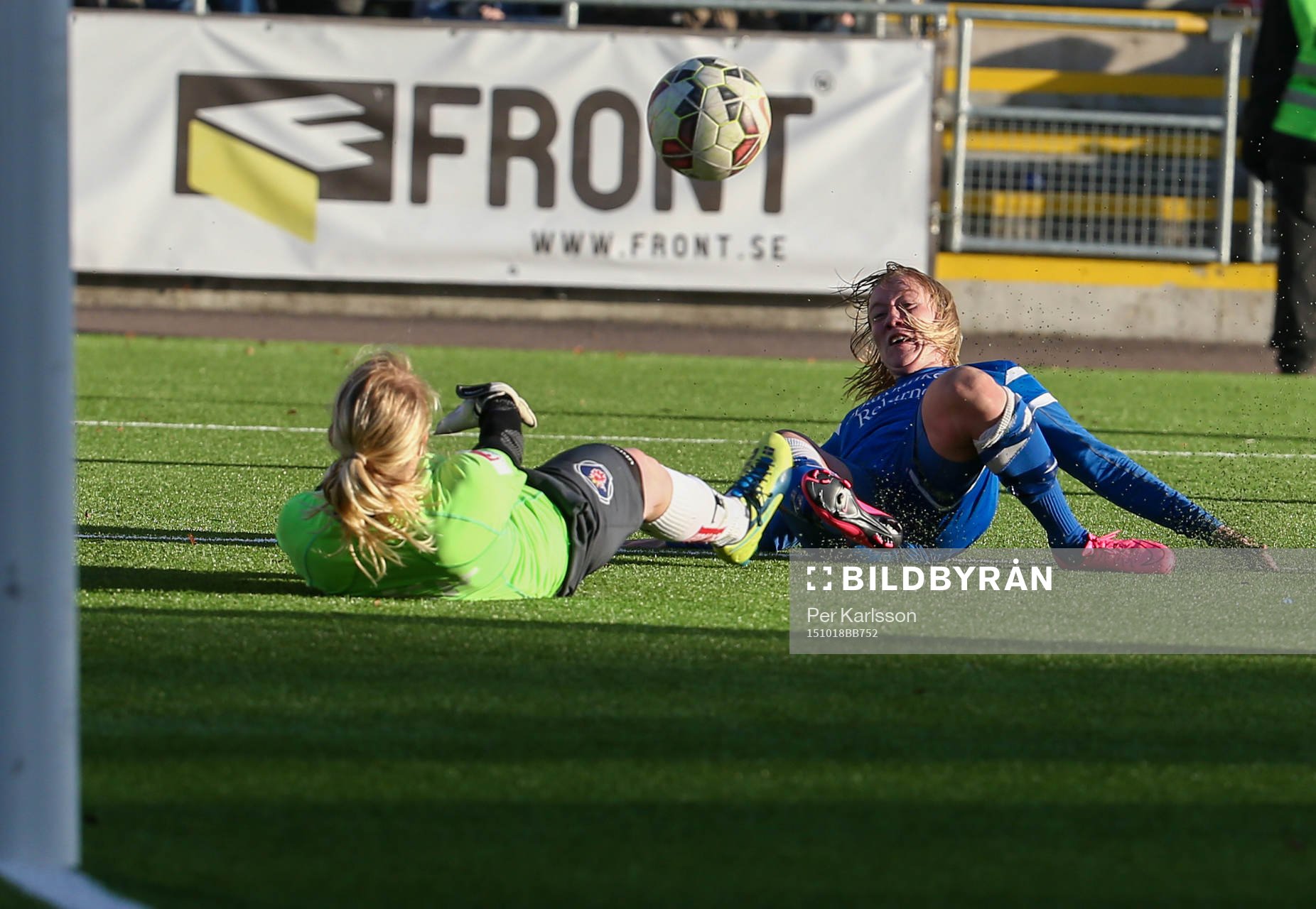 Eskilstuna Uniteds Sofie Persson och KGFC,s målvakt Kristin Hammarström under fotbollsmatchen mellan Eskilstuna United - Kopparbergs/Göteborg FC den 18 oktober i Eskilstuna