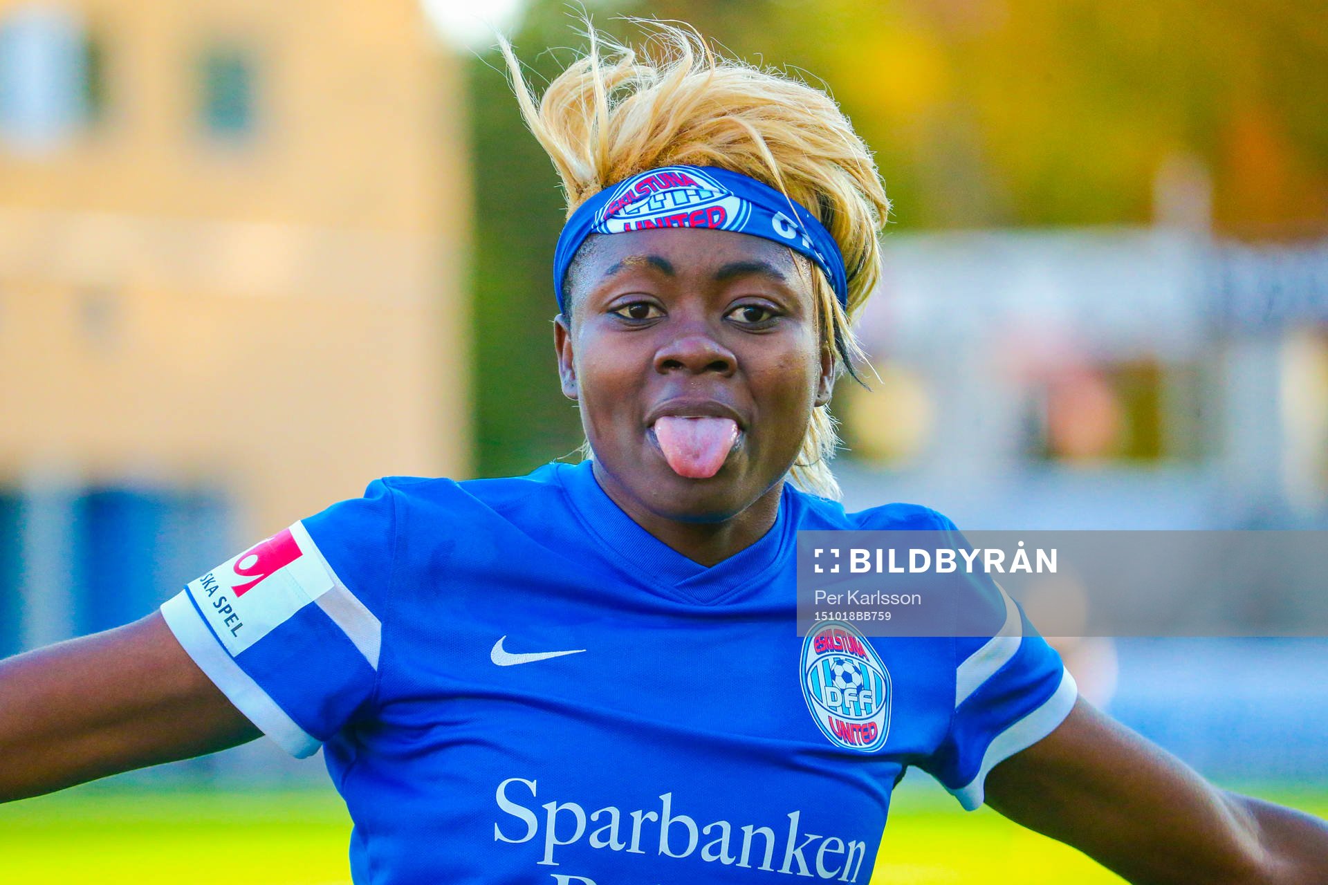 Eskilstuna Uniteds Gaelle Enganamouit räcker ut tungan
