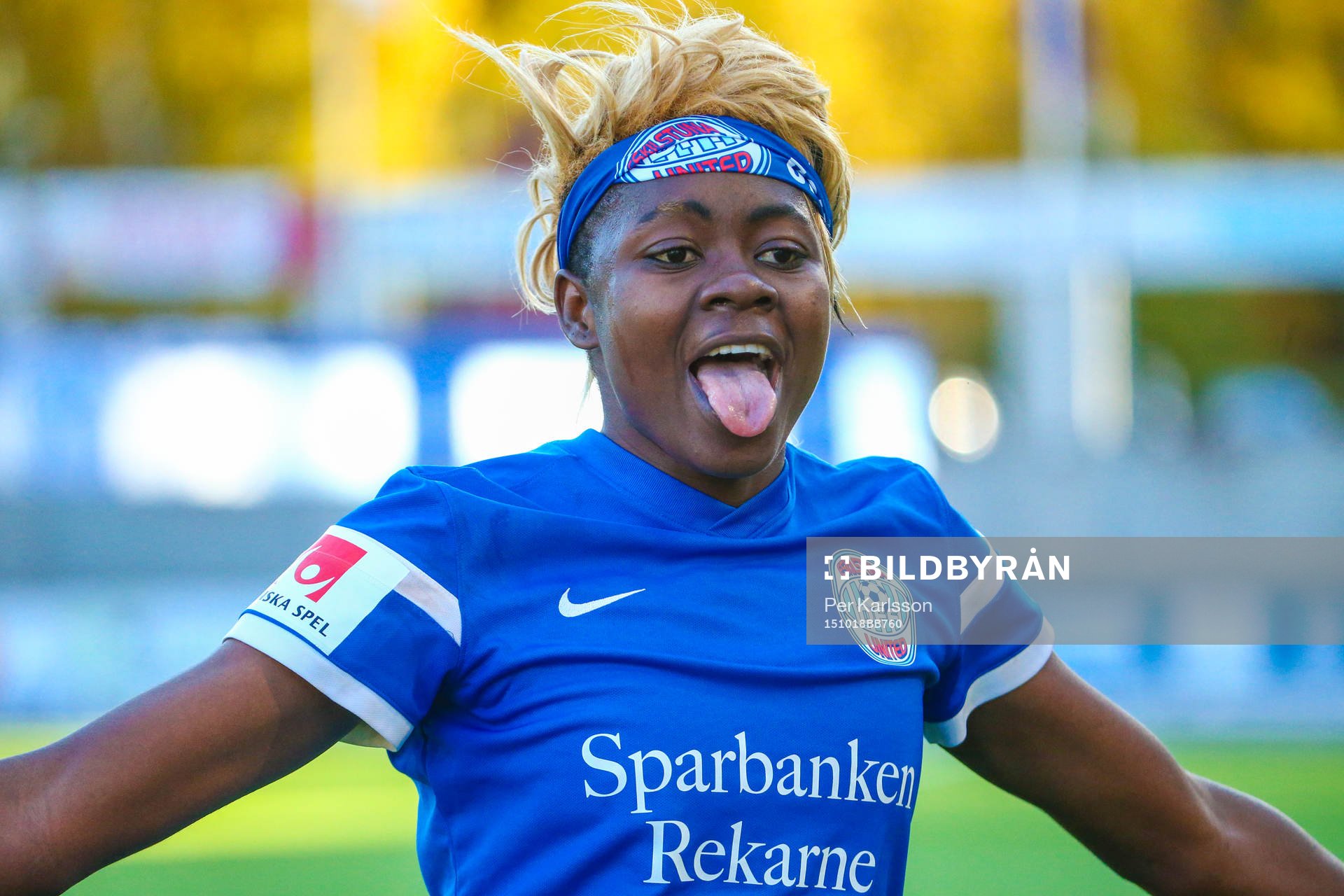  Eskilstuna Uniteds Gaelle Enganamouit räcker ut tungan efter hennes 2-0 mål i fotbollsmatchen mellan Eskilstuna United - Kopparbergs/Göteborg FC den 18 oktober i Eskilstuna