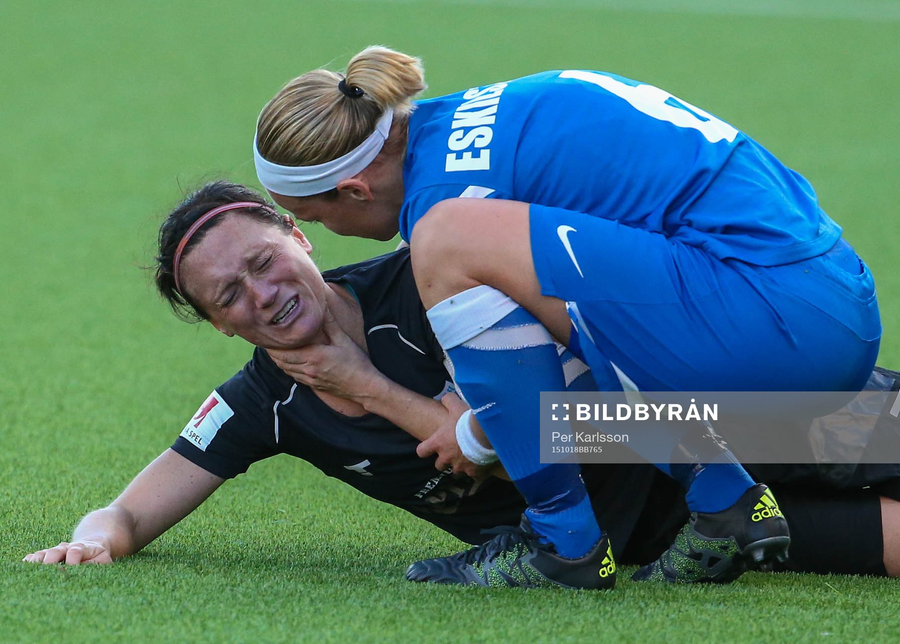 Eskilstuna Uniteds Sara Thunebro hjälper en KGFC,s spelare