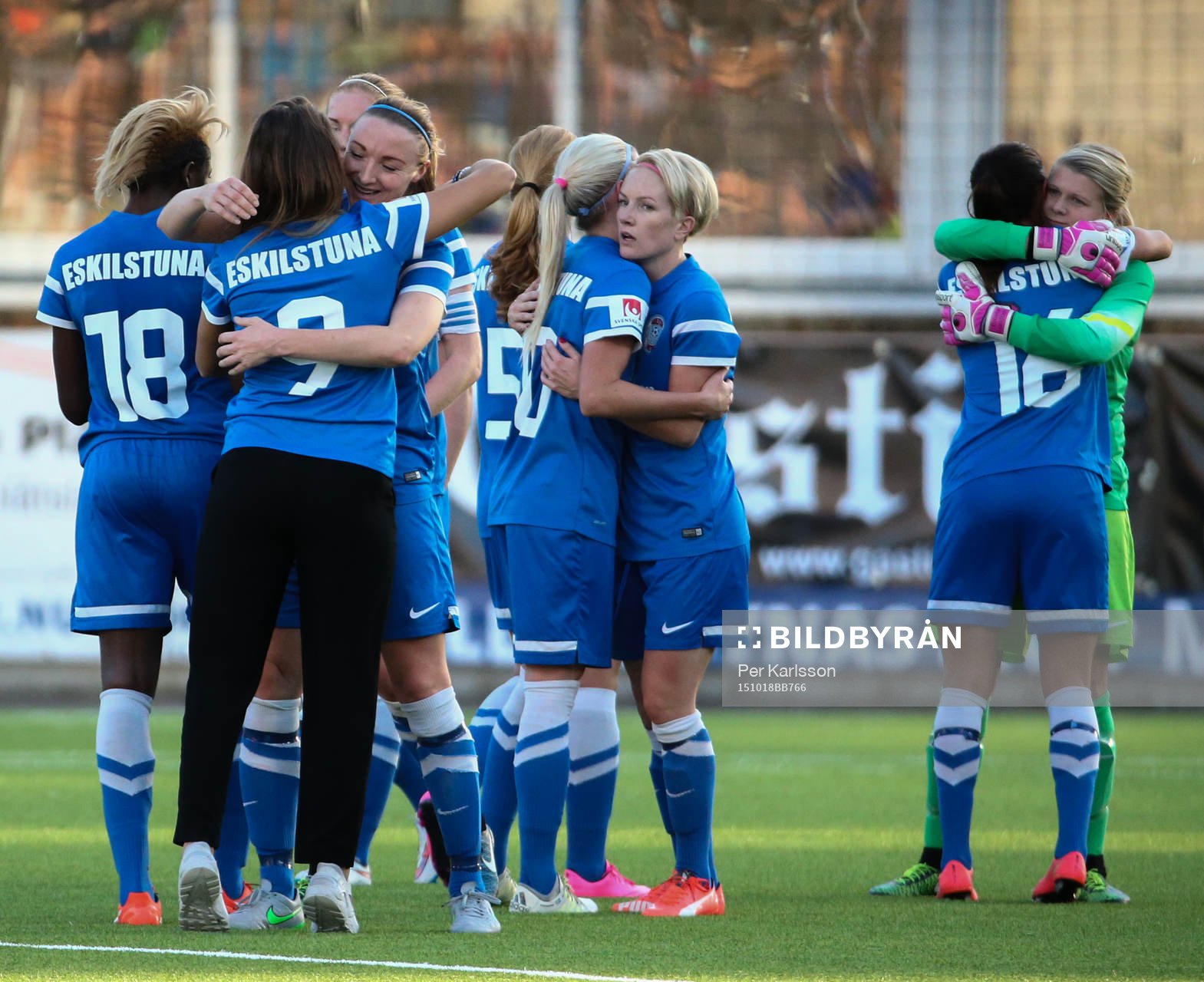 Eskilstuna United kramar om varandra