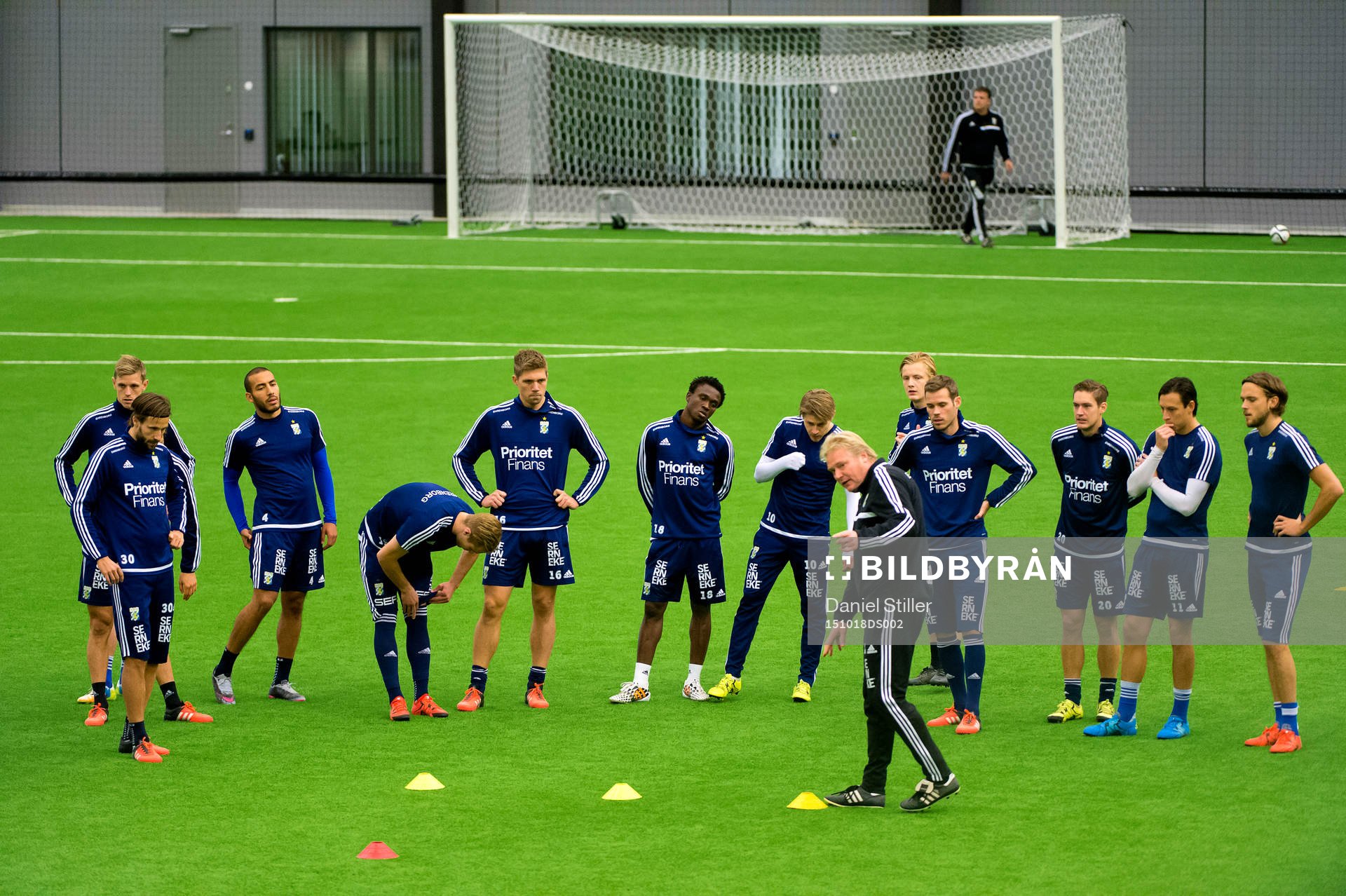 Laget lyssnar på tränare Jörgen Lennartsson