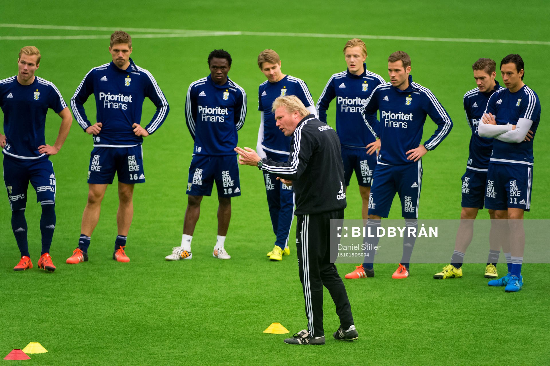 Laget lyssnar på tränare Jörgen Lennartsson