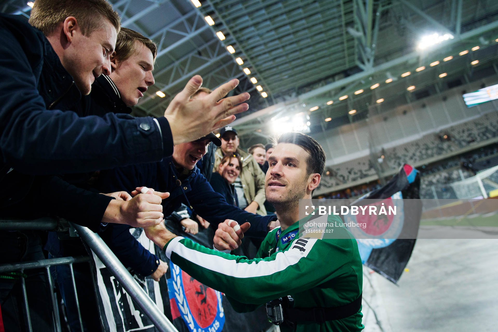 Helsingborgs målvakt Matt Pyzdrowski jublar med publiken efter fotbollsmatchen i Allsvenskan mellan Hammarby och Helsingborg den 18 oktober 2015 i Stockholm.