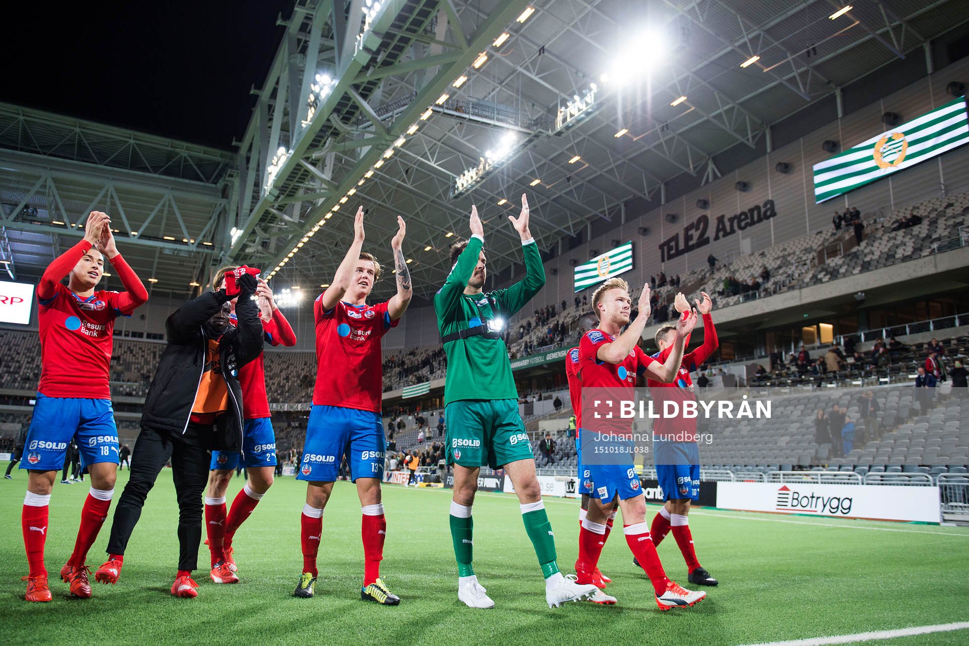 Helsingborgs Jordan Larsson, Carl Johansson, målvakt Matt Pyzdrowski och Jere Uronen jublar med publiken efter under fotbollsmatchen i Allsvenskan mellan Hammarby och Helsingborg den 18 oktober 2015 i Stockholm.