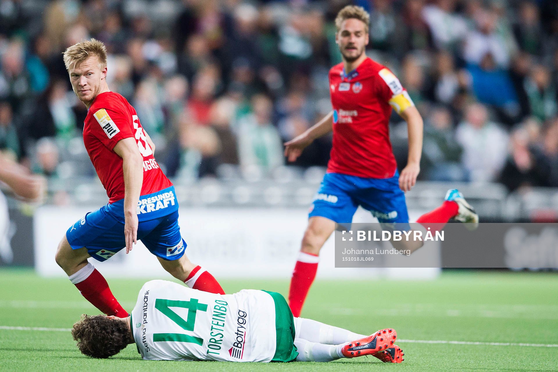 Helsingborgs Johan Mårtensson passerar Hammarbys Fredrik