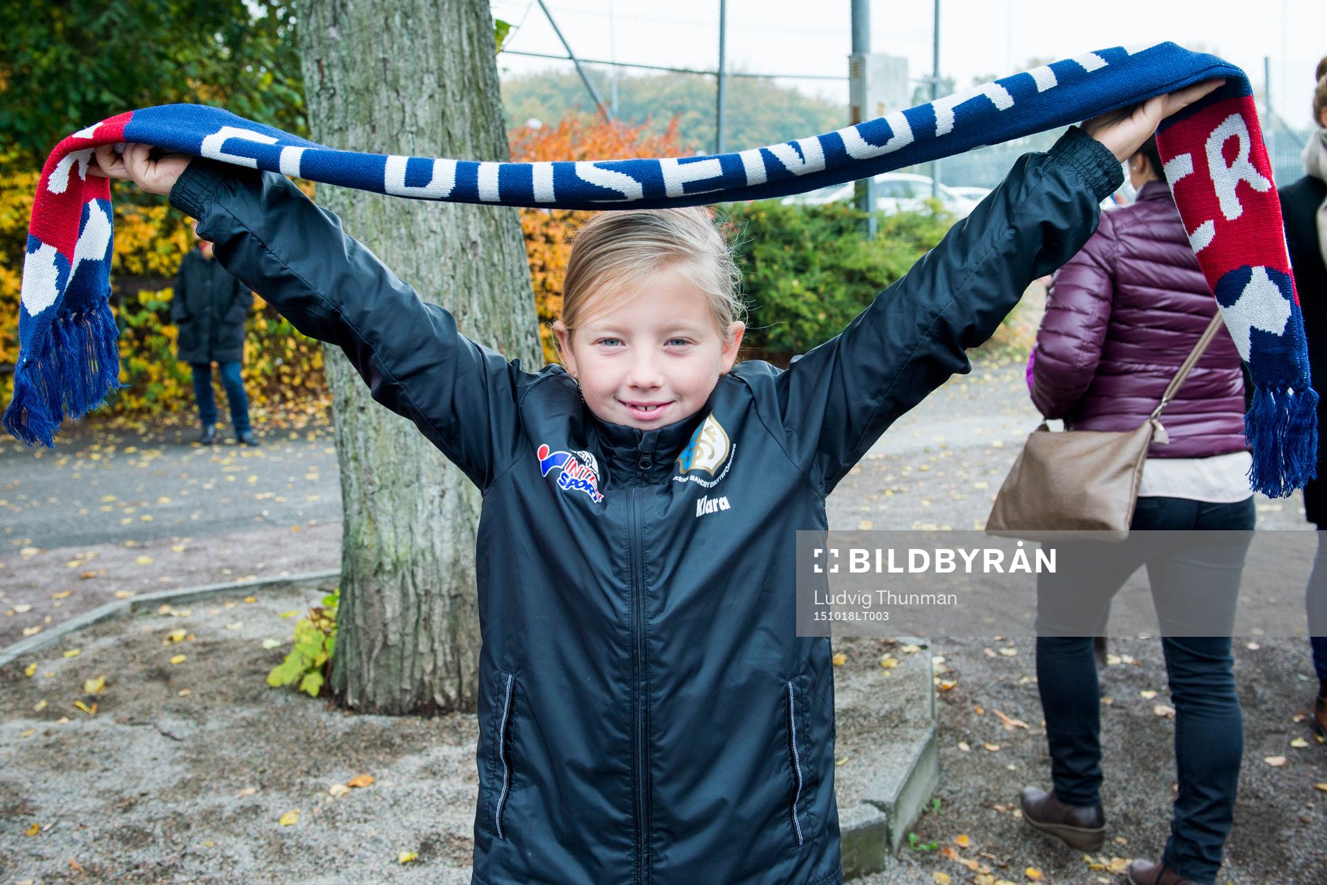 En ung Rosengårdssupporter med halsduk