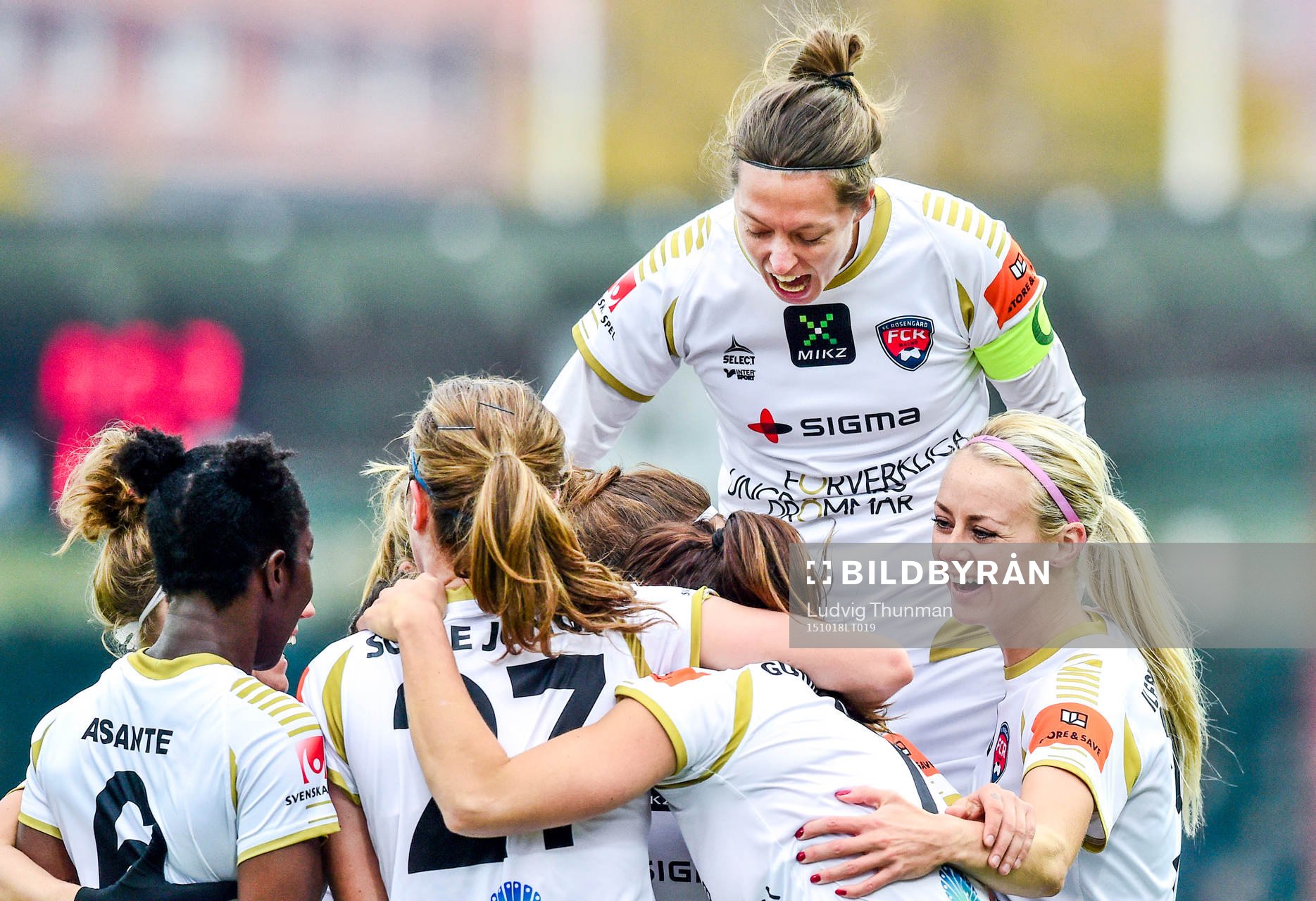 Rosengårds Lina Nilsson jublar med lagkamraterna