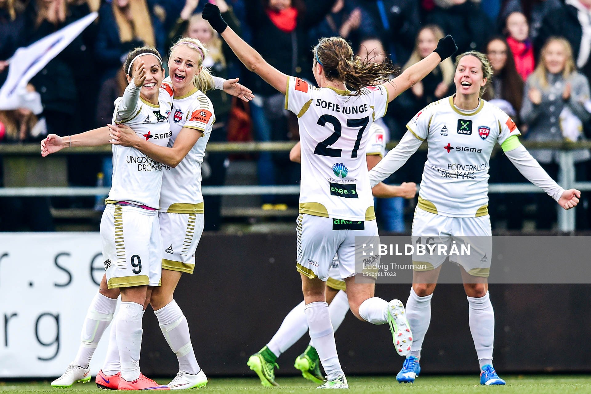 Rosengårds Natasa Andonova jublar med Alexandra Riley ,