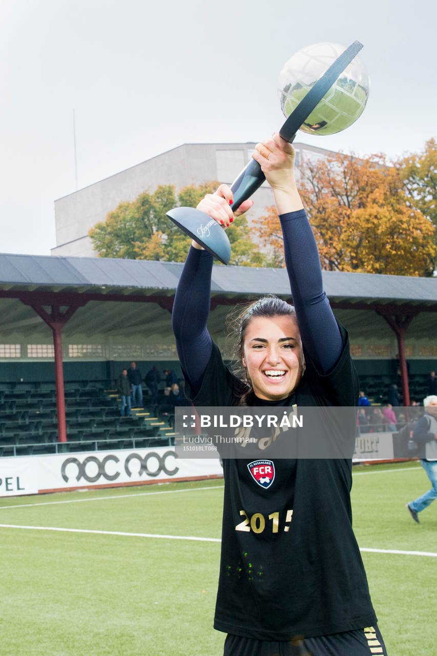 Rosengråd målvakt Zecira Musovic lyfter pokalen