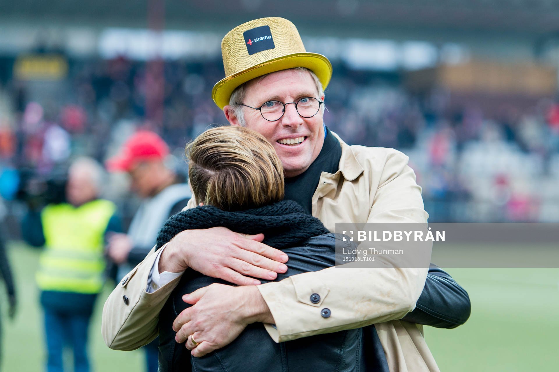Rosengårds vd Klas Tjebbes kramar om sportchef Therese