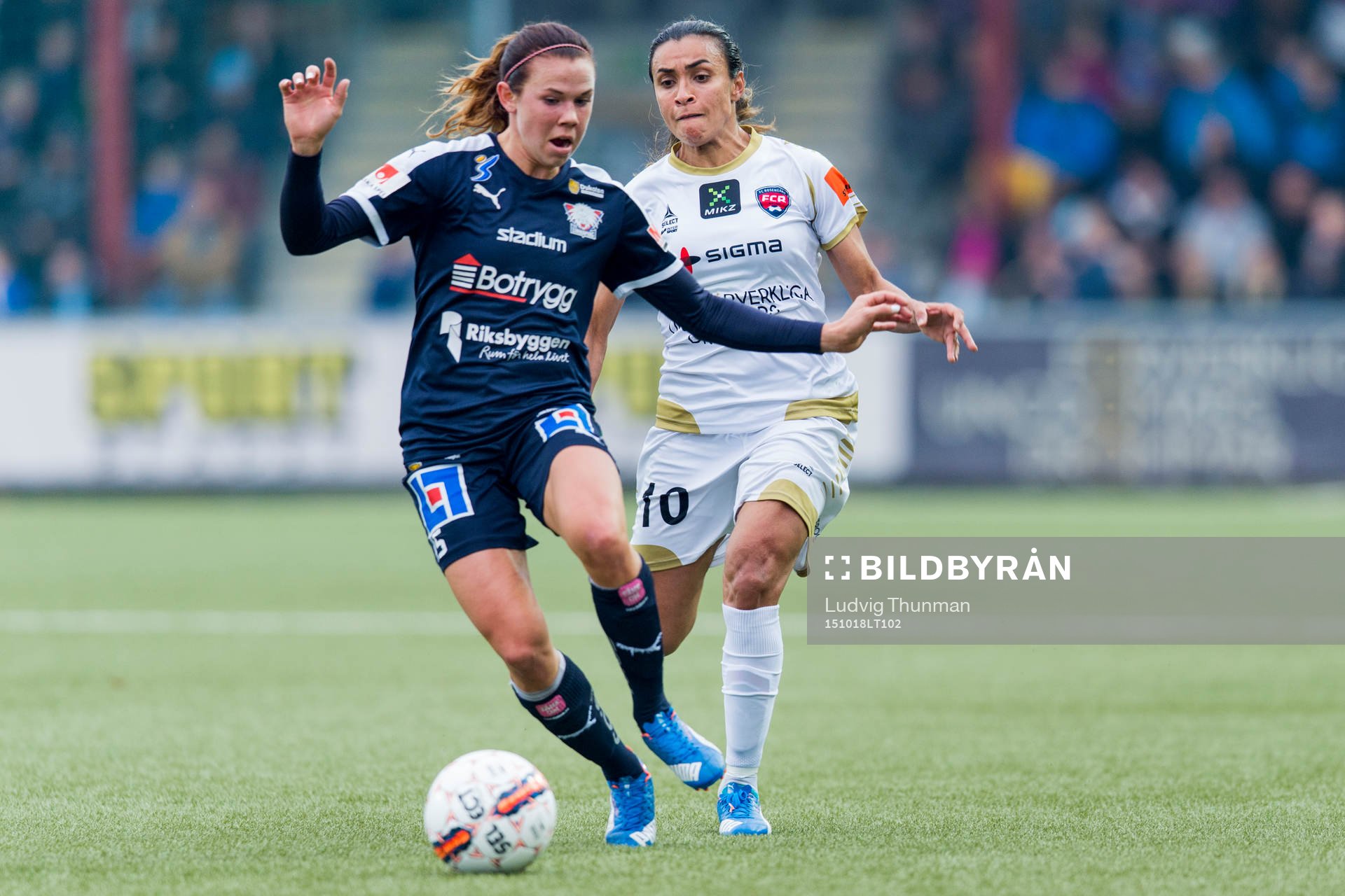 Linköpings Jessica Samuelsson jagas av Rosengårds Marta