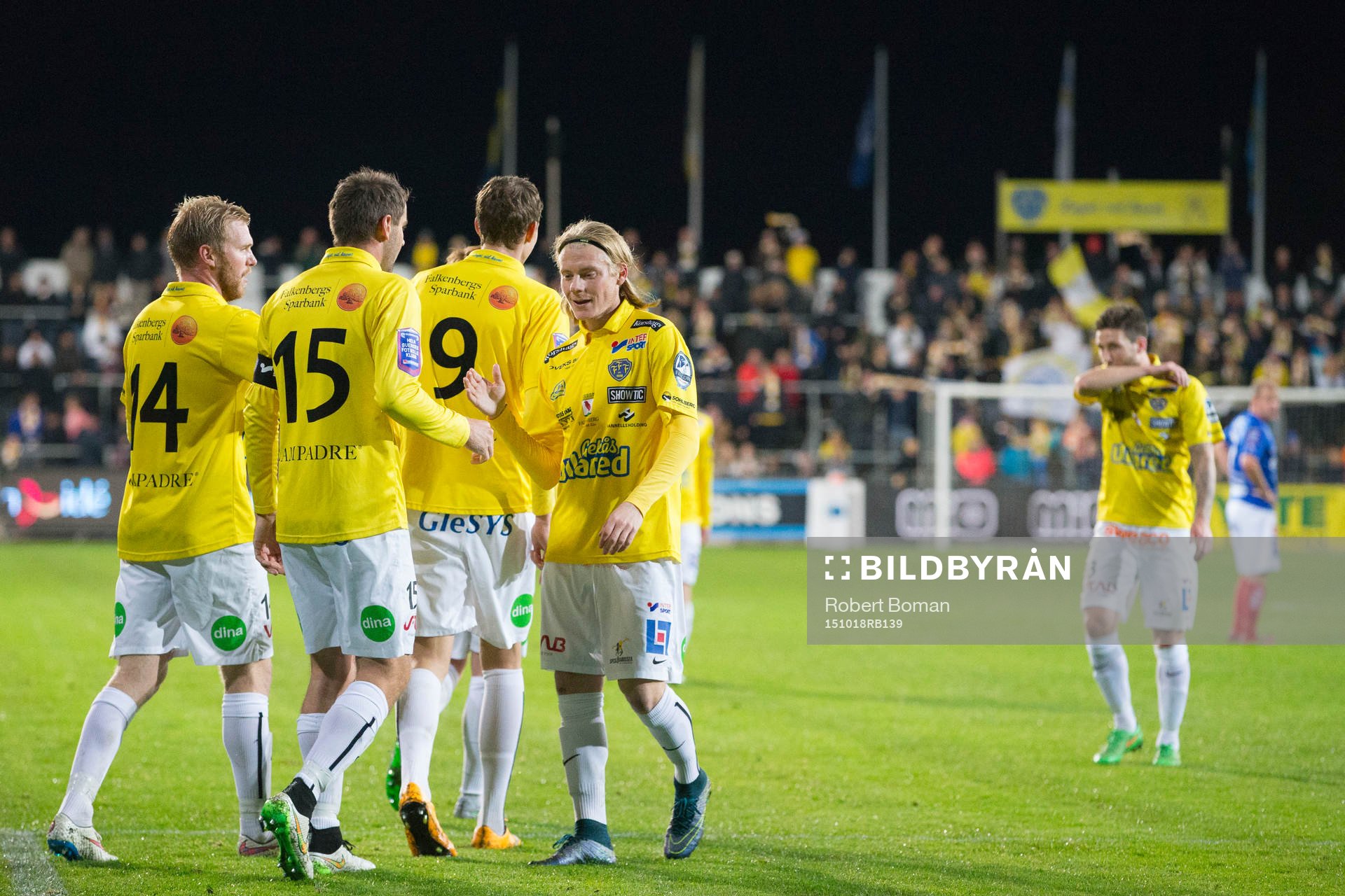Falkenbergs spelare jublar under fotbollsmatchen i Allsvenskan mellan Falkenbergs FF och Åtvidaberg den 18 oktober 2015 i Falkenberg.