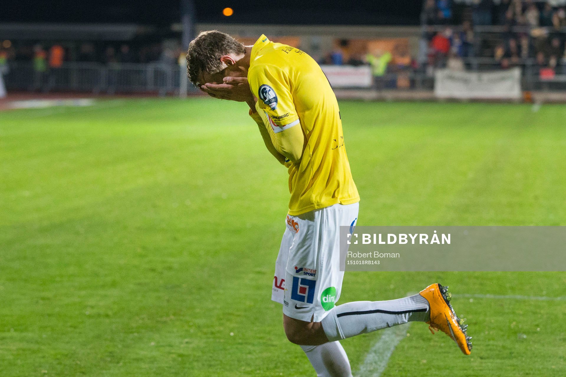 Falkenbergs Gustaf Nilsson gömmer sitt ansikte i händerna